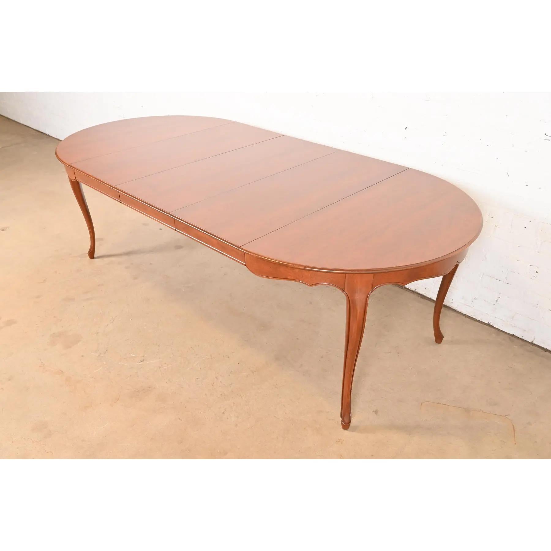 Un eccezionale tavolo da pranzo allungabile in legno di ciliegio in stile Provincia Francese Luigi XV

Da Kindel Furniture

USA, circa anni '1960

Misure: 44 