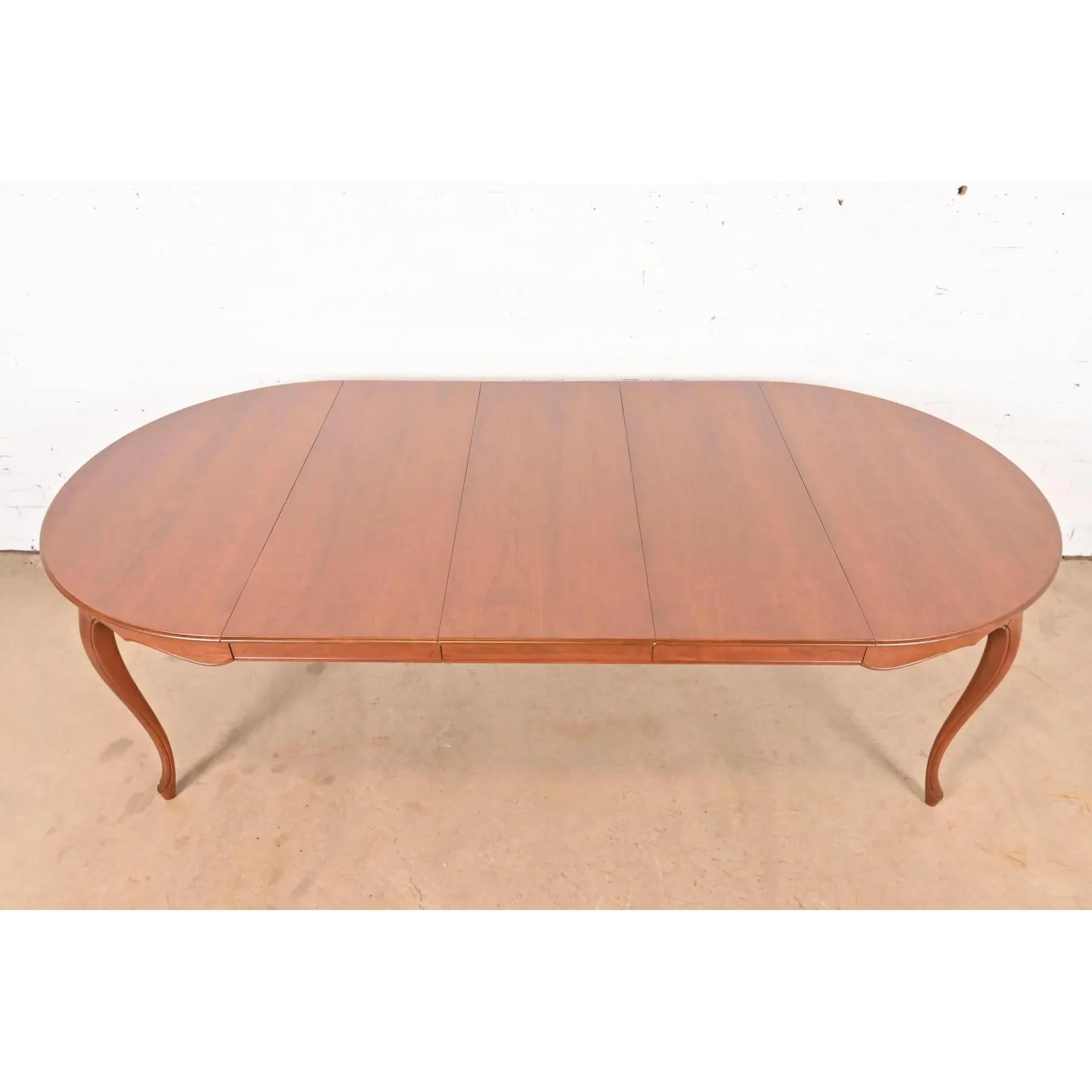 Stile provenzale Kindel Furniture Tavolo da pranzo provinciale Luigi XV in legno di ciliegio, rifinito in vendita