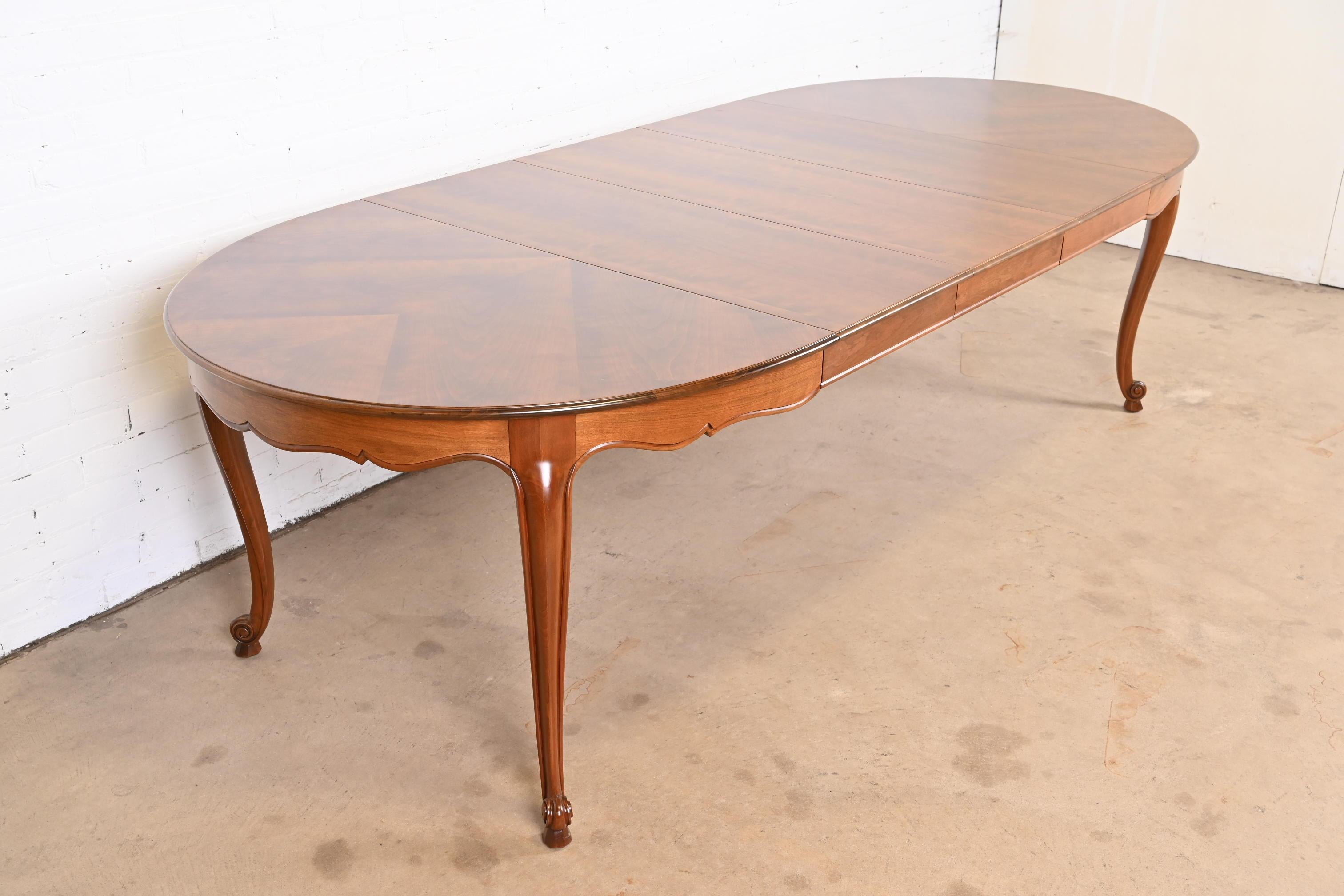 Kindel Furniture French Provincial Louis XV Cherry Wood Dining Table, Refinished In Good Condition In South Bend, IN