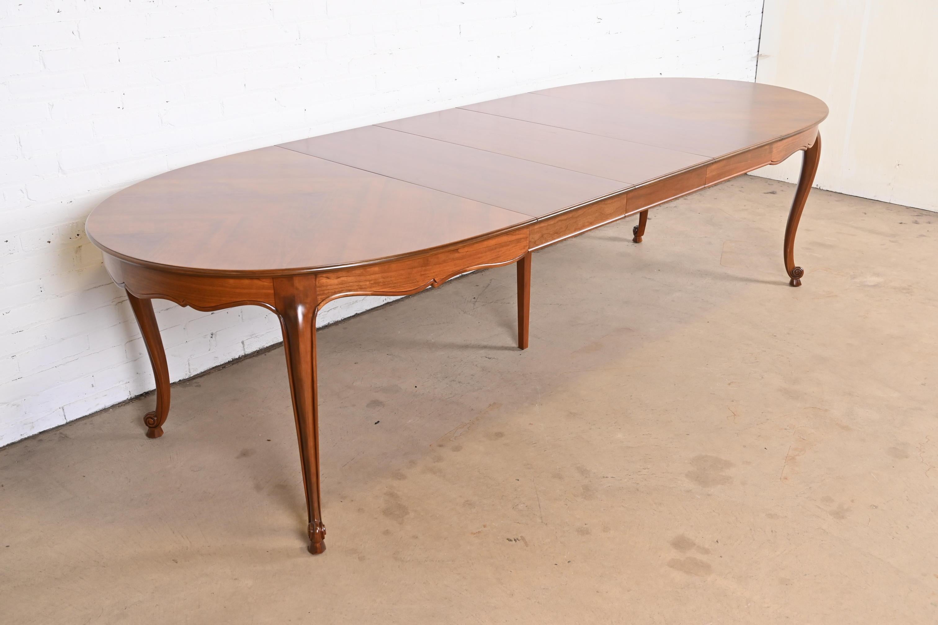 Kindel Furniture Mesa de comedor provincial francesa Luis XV de madera de cerezo, repintada Estadounidense en venta