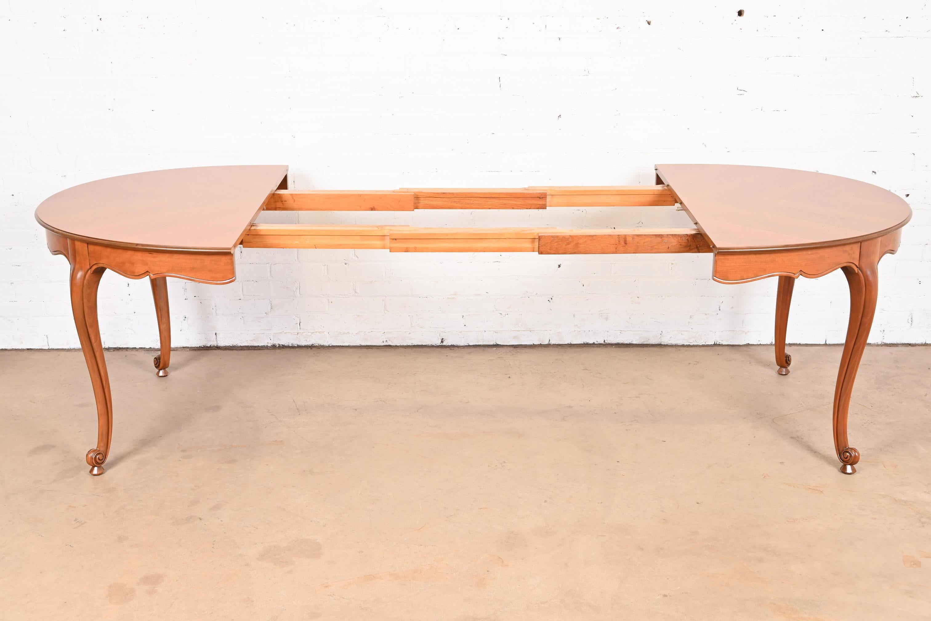 Kindel Furniture table de salle à manger provinciale française Louis XV à rallonge en cerisier en vente 3
