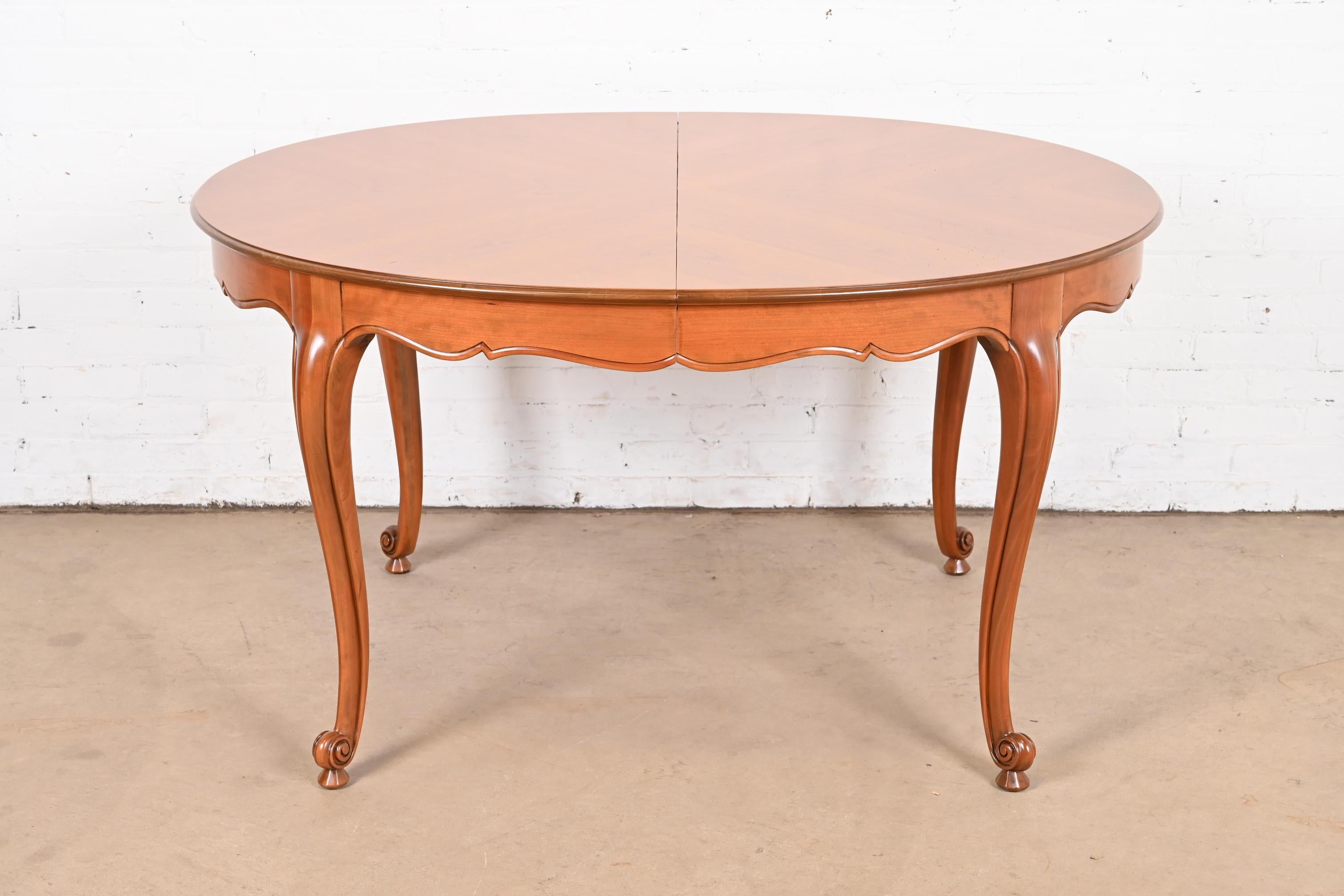Kindel Furniture table de salle à manger provinciale française Louis XV à rallonge en cerisier en vente 4