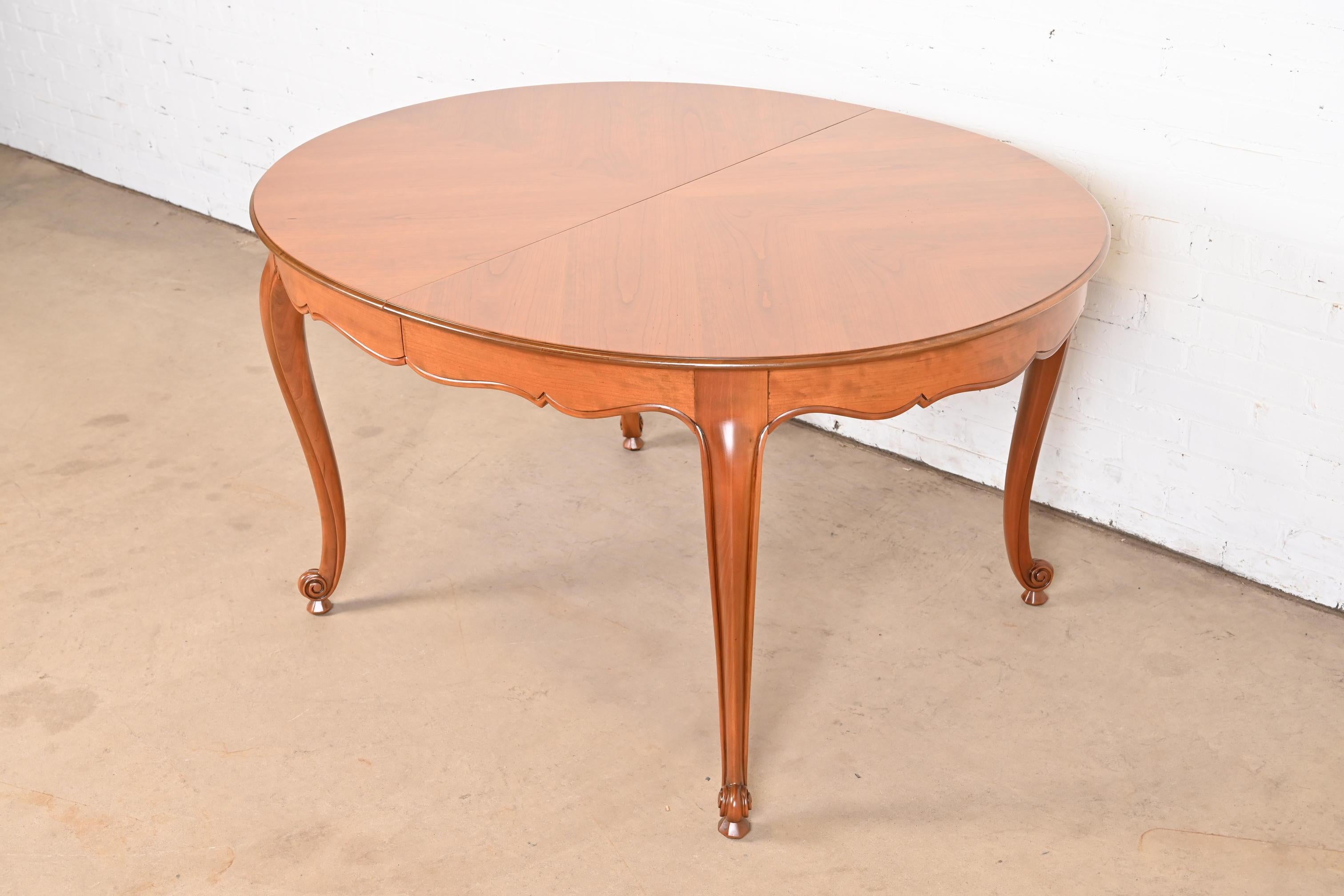 Kindel Furniture table de salle à manger provinciale française Louis XV à rallonge en cerisier en vente 5