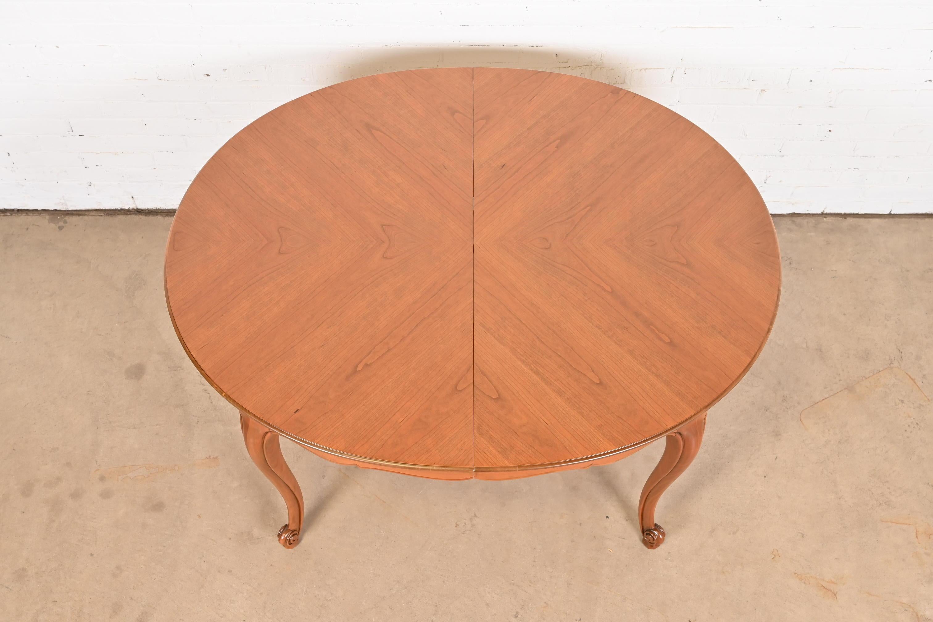 Kindel Furniture table de salle à manger provinciale française Louis XV à rallonge en cerisier en vente 6