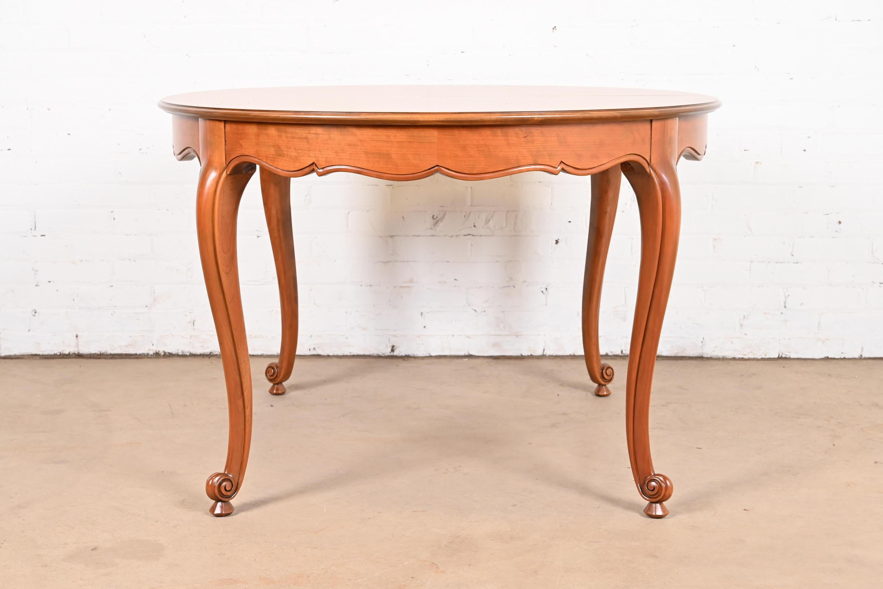Kindel Furniture table de salle à manger provinciale française Louis XV à rallonge en cerisier en vente 7