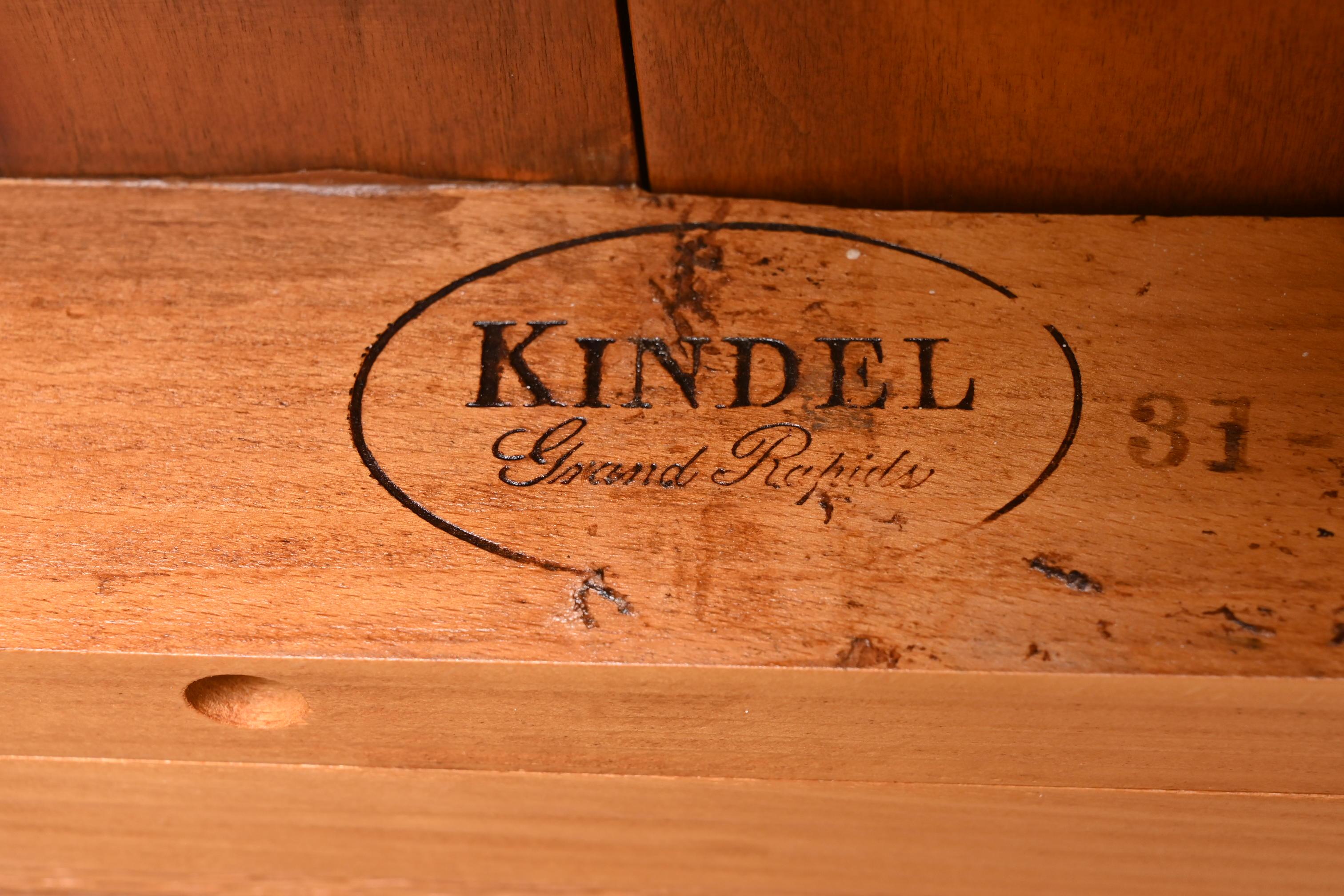 Kindel Furniture table de salle à manger provinciale française Louis XV à rallonge en cerisier en vente 8