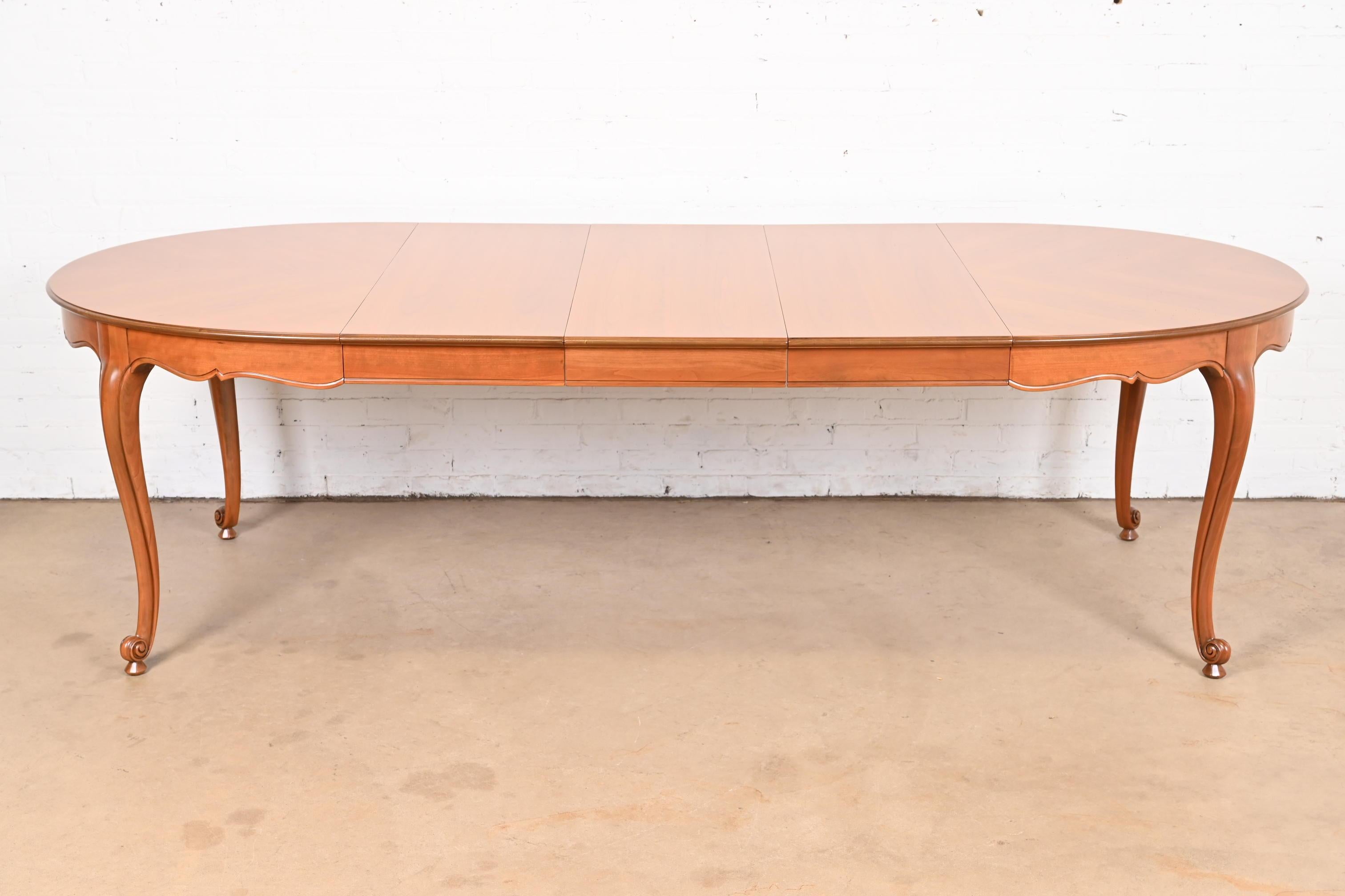 Exceptionnelle table de salle à manger à rallonge de style Louis XV et de style provincial français

Par Kindel Furniture

USA, Circa 1960

Superbe plateau en cerisier marqueté assorti aux livres, avec pieds cabriole en cerisier massif