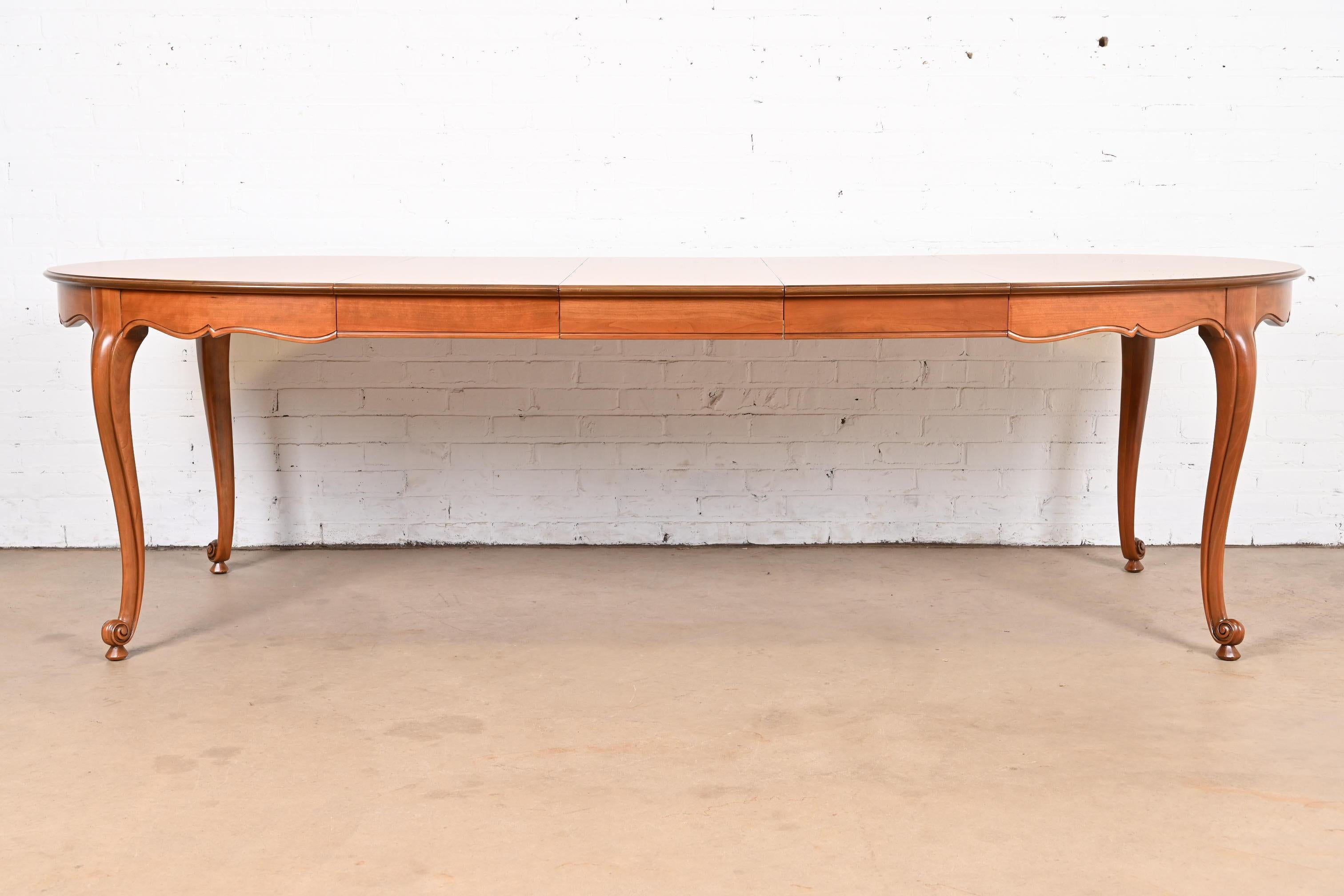 Provincial français Kindel Furniture table de salle à manger provinciale française Louis XV à rallonge en cerisier en vente