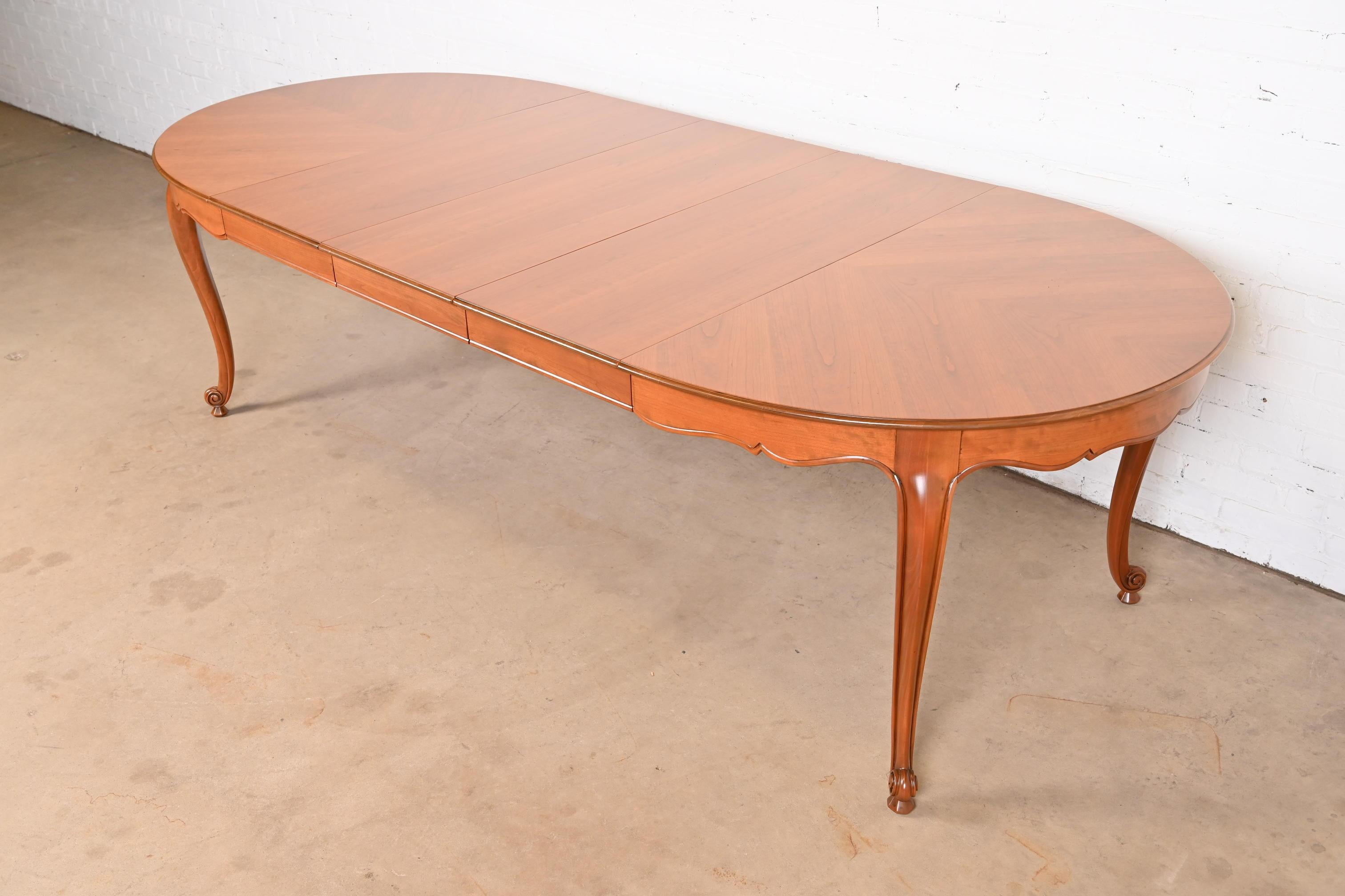 Américain Kindel Furniture table de salle à manger provinciale française Louis XV à rallonge en cerisier en vente