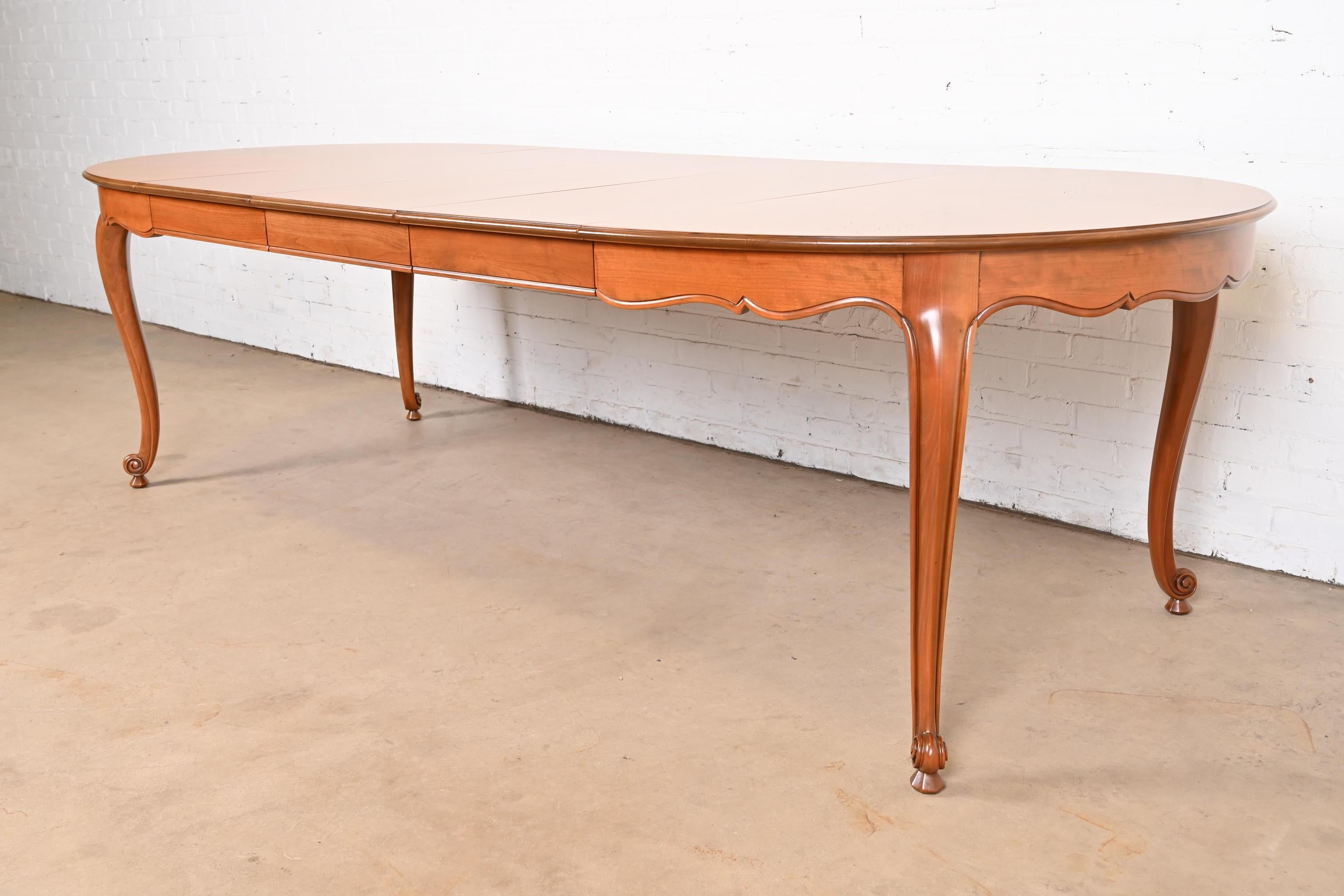 Kindel Furniture table de salle à manger provinciale française Louis XV à rallonge en cerisier Bon état - En vente à South Bend, IN