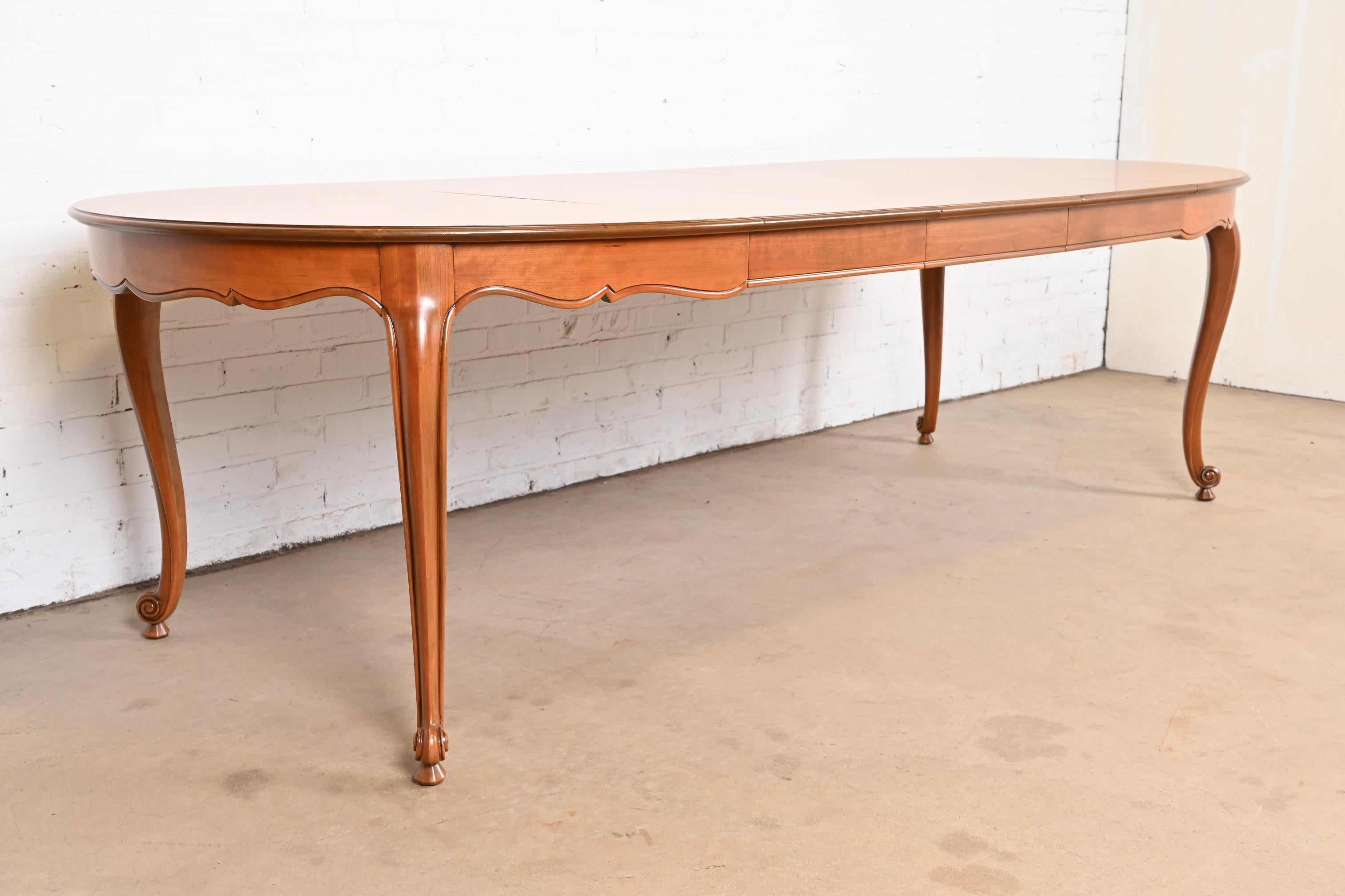 Cerise Kindel Furniture table de salle à manger provinciale française Louis XV à rallonge en cerisier en vente