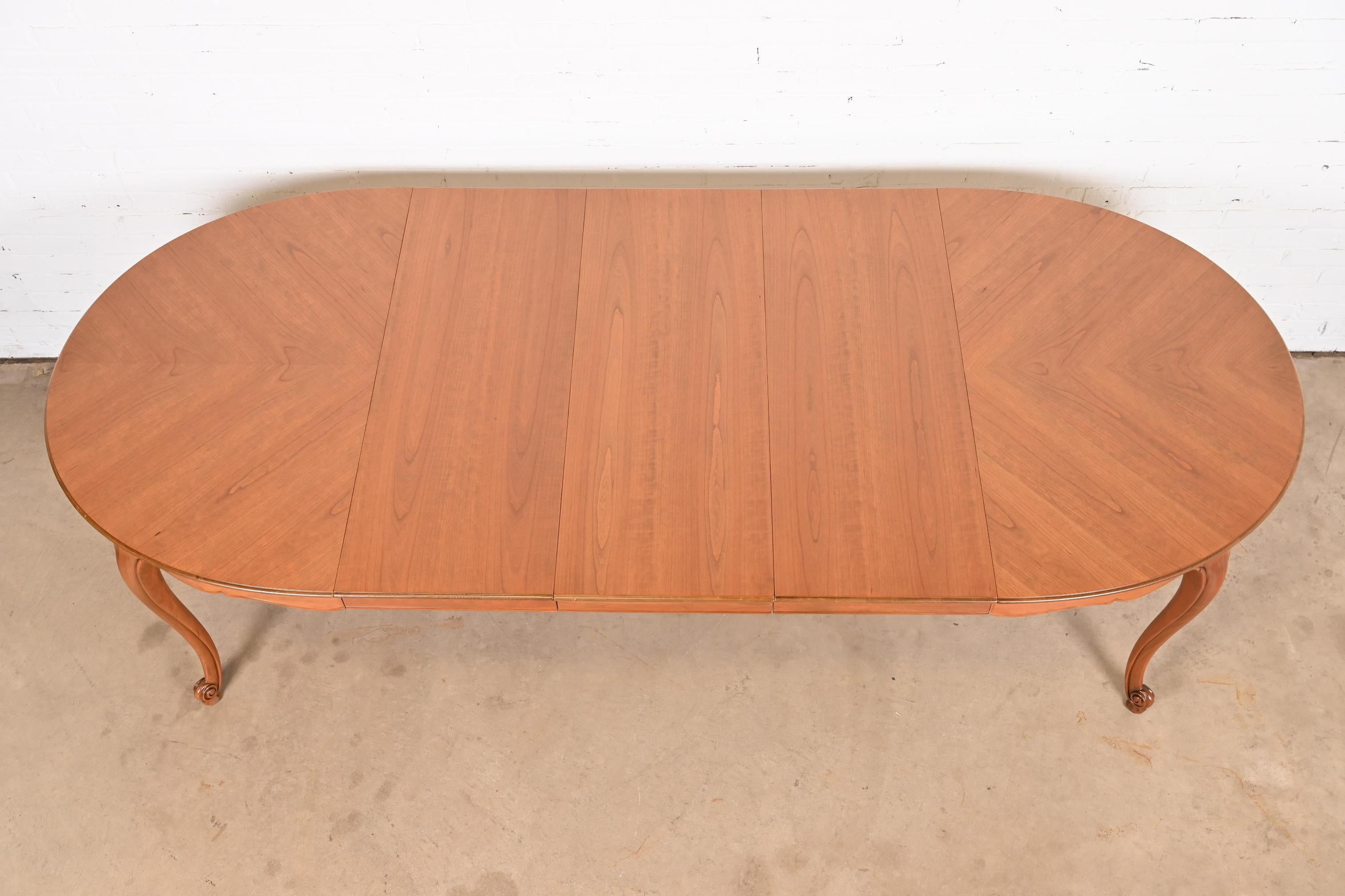 Kindel Furniture table de salle à manger provinciale française Louis XV à rallonge en cerisier en vente 1