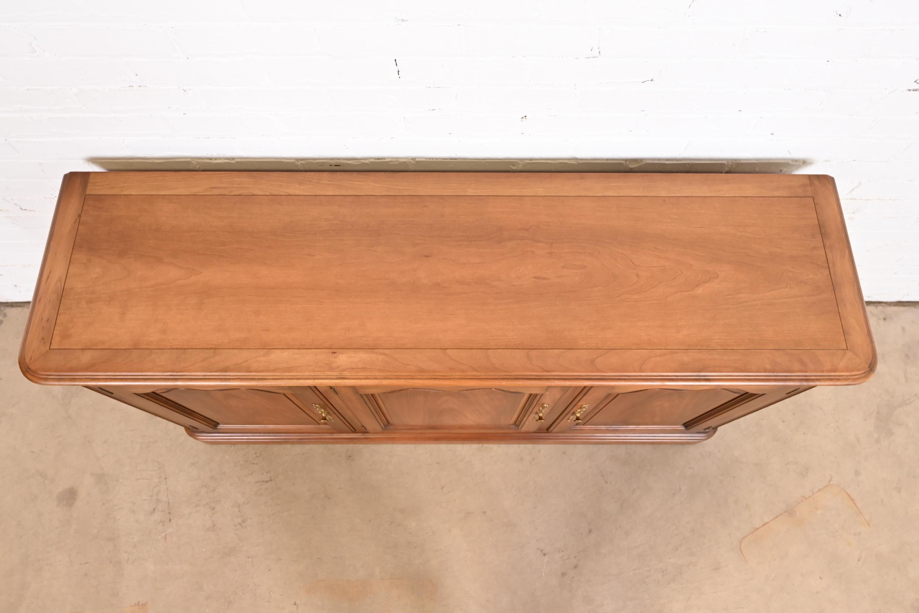 Kindel Furniture Credenza o mobile da bar in legno di ciliegio Luigi XV, provinciale francese in vendita 3