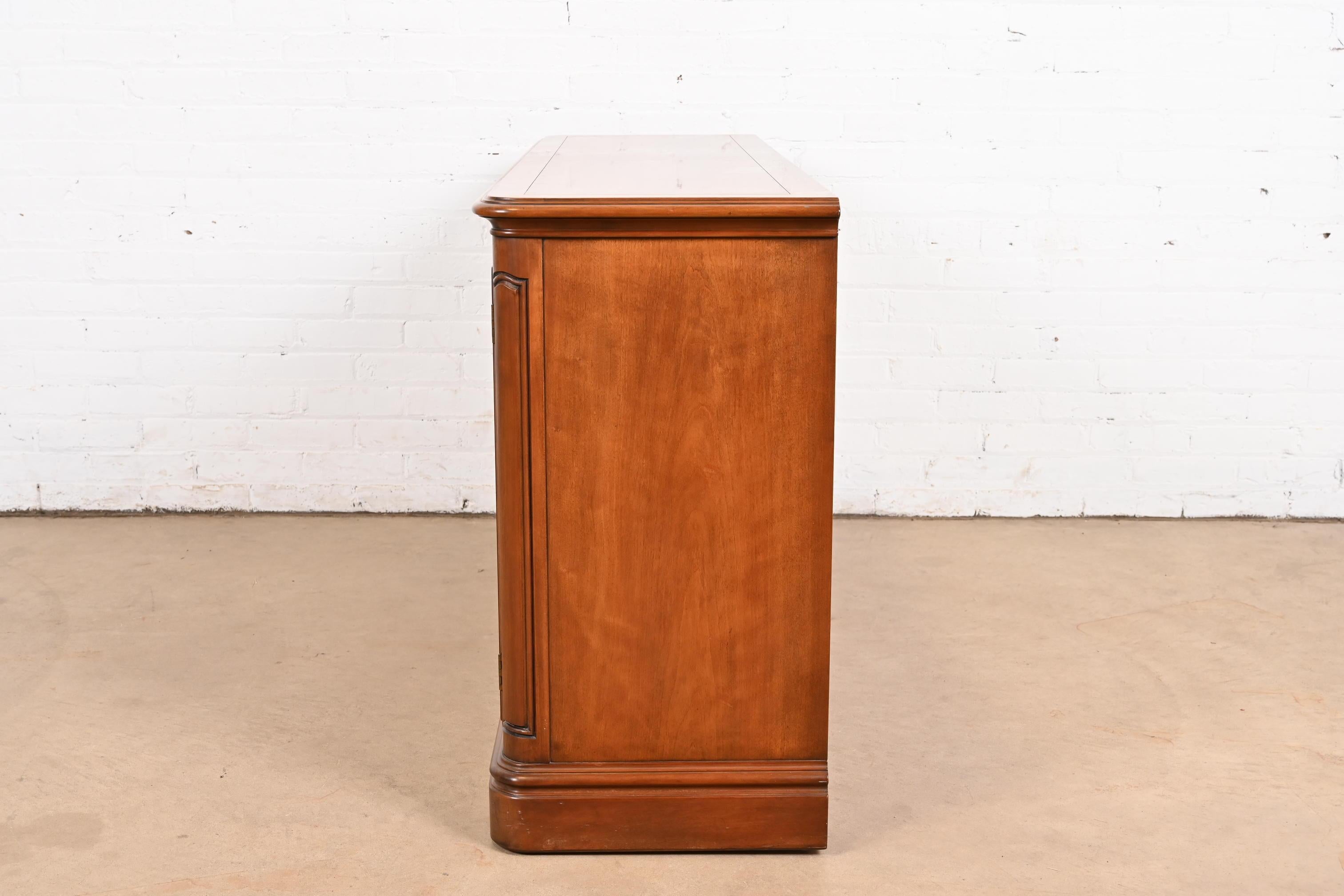 Kindel Furniture Credenza o mobile da bar in legno di ciliegio Luigi XV, provinciale francese in vendita 4