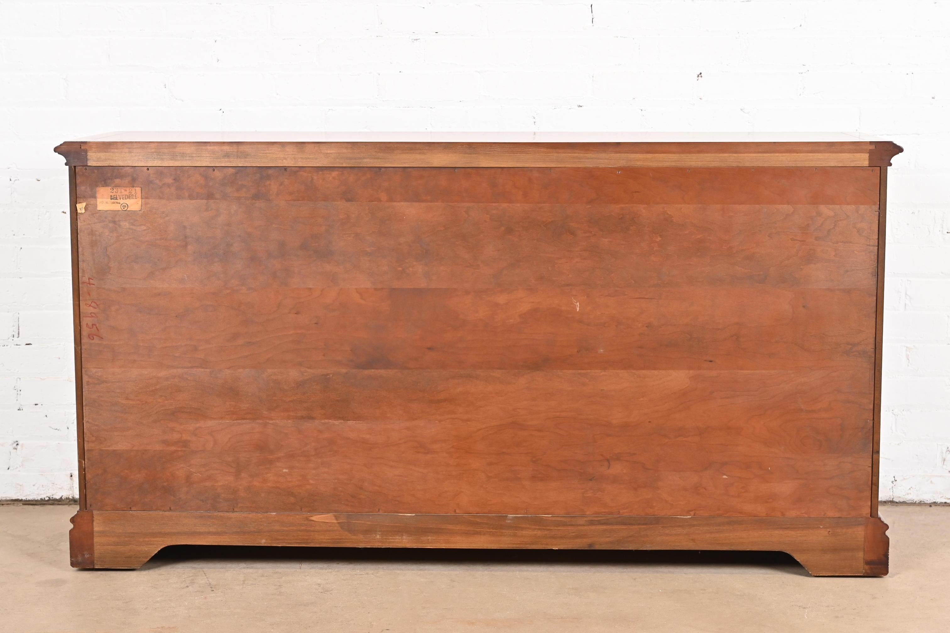 Kindel Furniture Credenza o mobile da bar in legno di ciliegio Luigi XV, provinciale francese in vendita 5