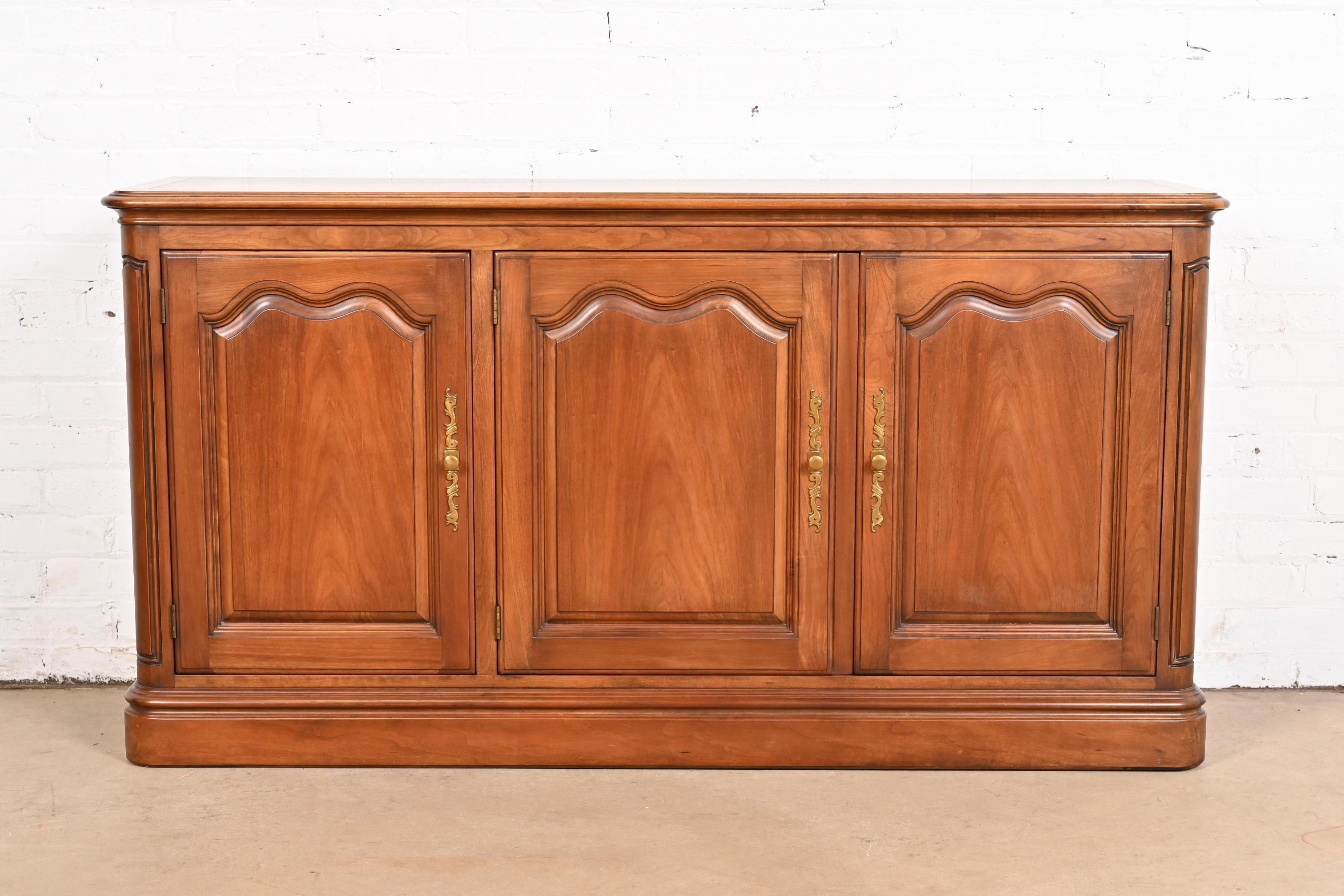 Una splendida credenza, credenza o mobile bar in stile Luigi XV francese.

Da Kindel Furniture

USA, circa anni '1960

In legno di ciliegio intagliato, con ferramenta originale in ottone. Il ripiano interno è regolabile.

Misure: 57,75