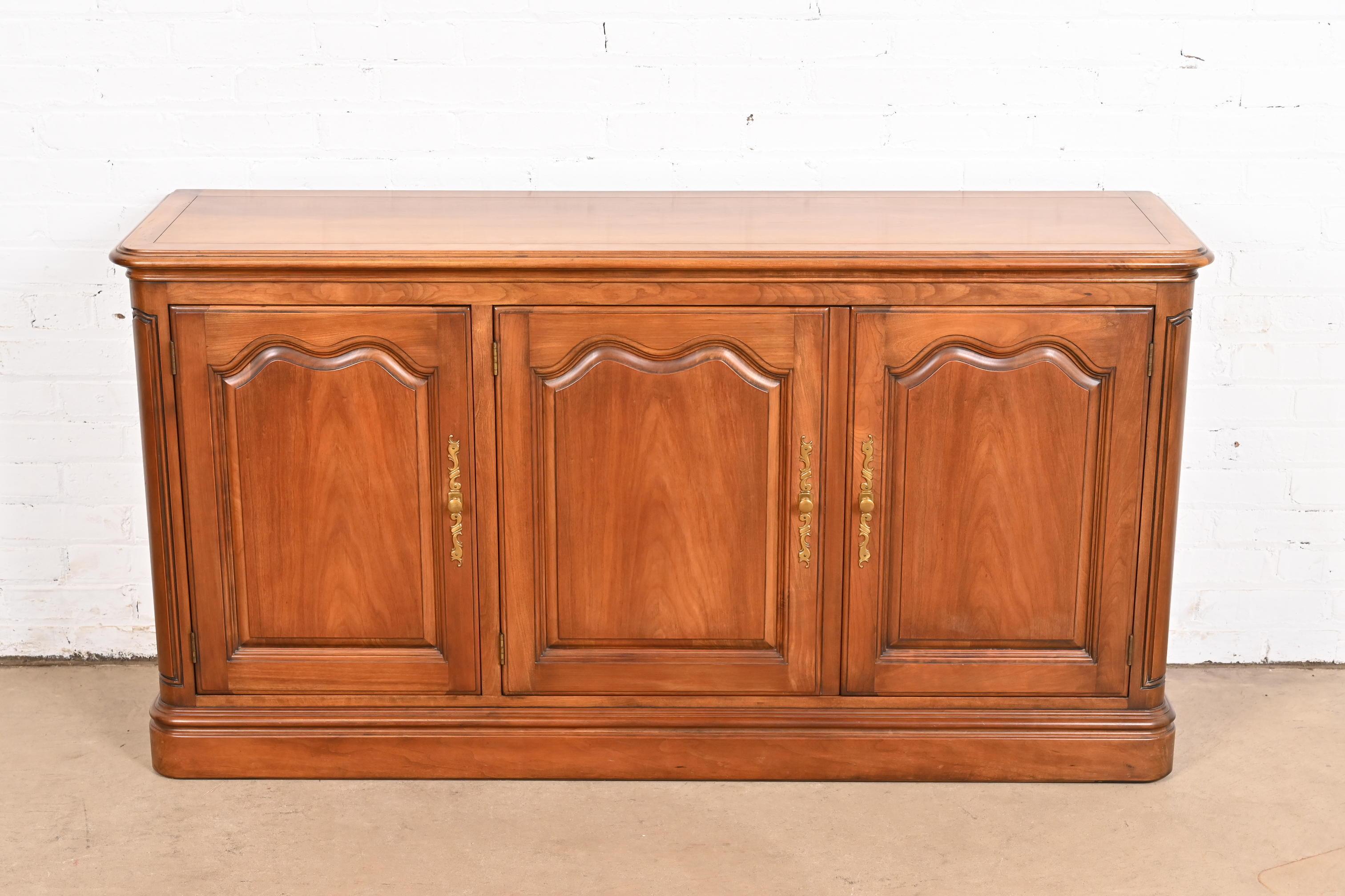 Stile provenzale Kindel Furniture Credenza o mobile da bar in legno di ciliegio Luigi XV, provinciale francese in vendita