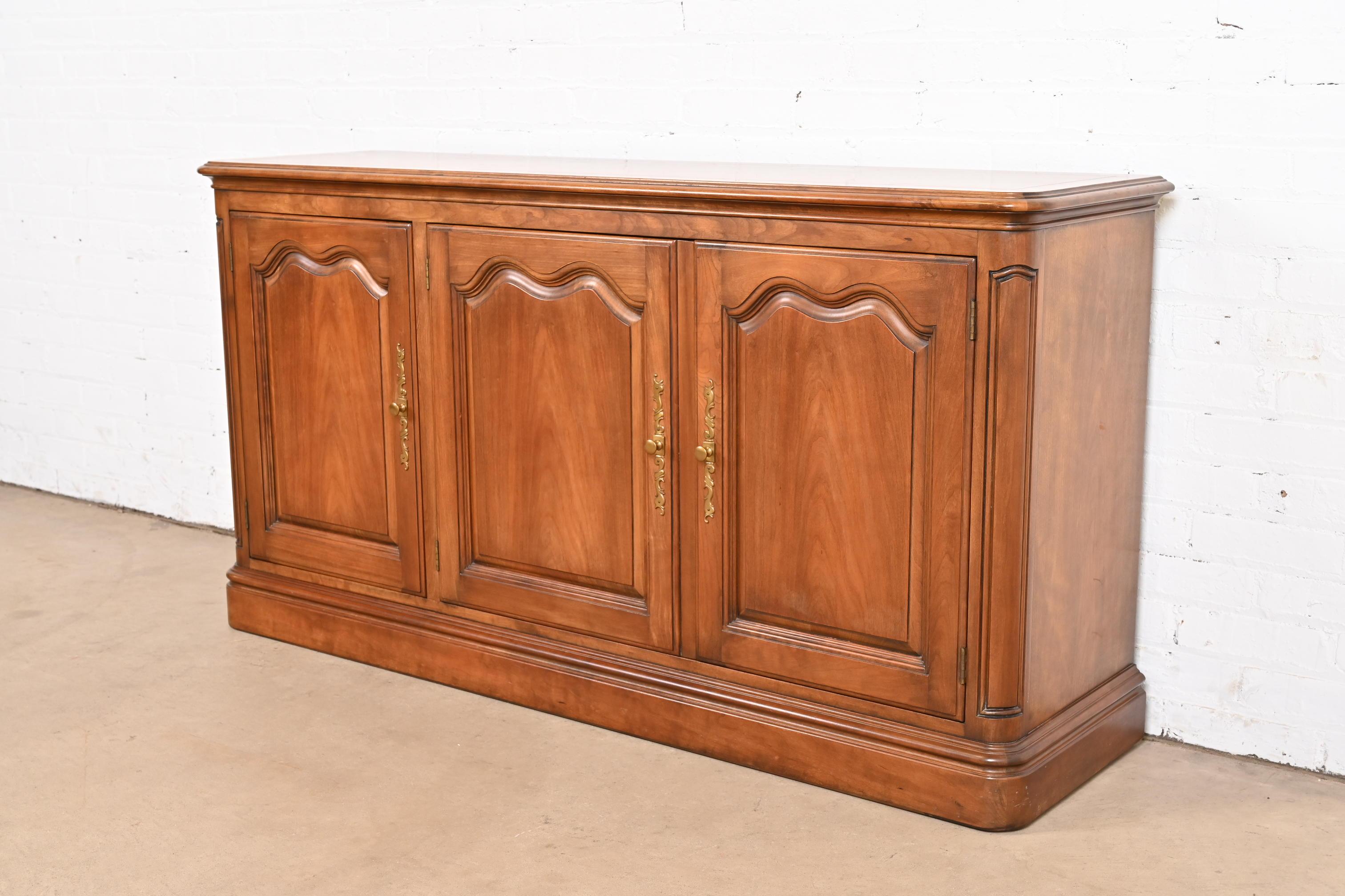 Americano Kindel Furniture Credenza o mobile da bar in legno di ciliegio Luigi XV, provinciale francese in vendita
