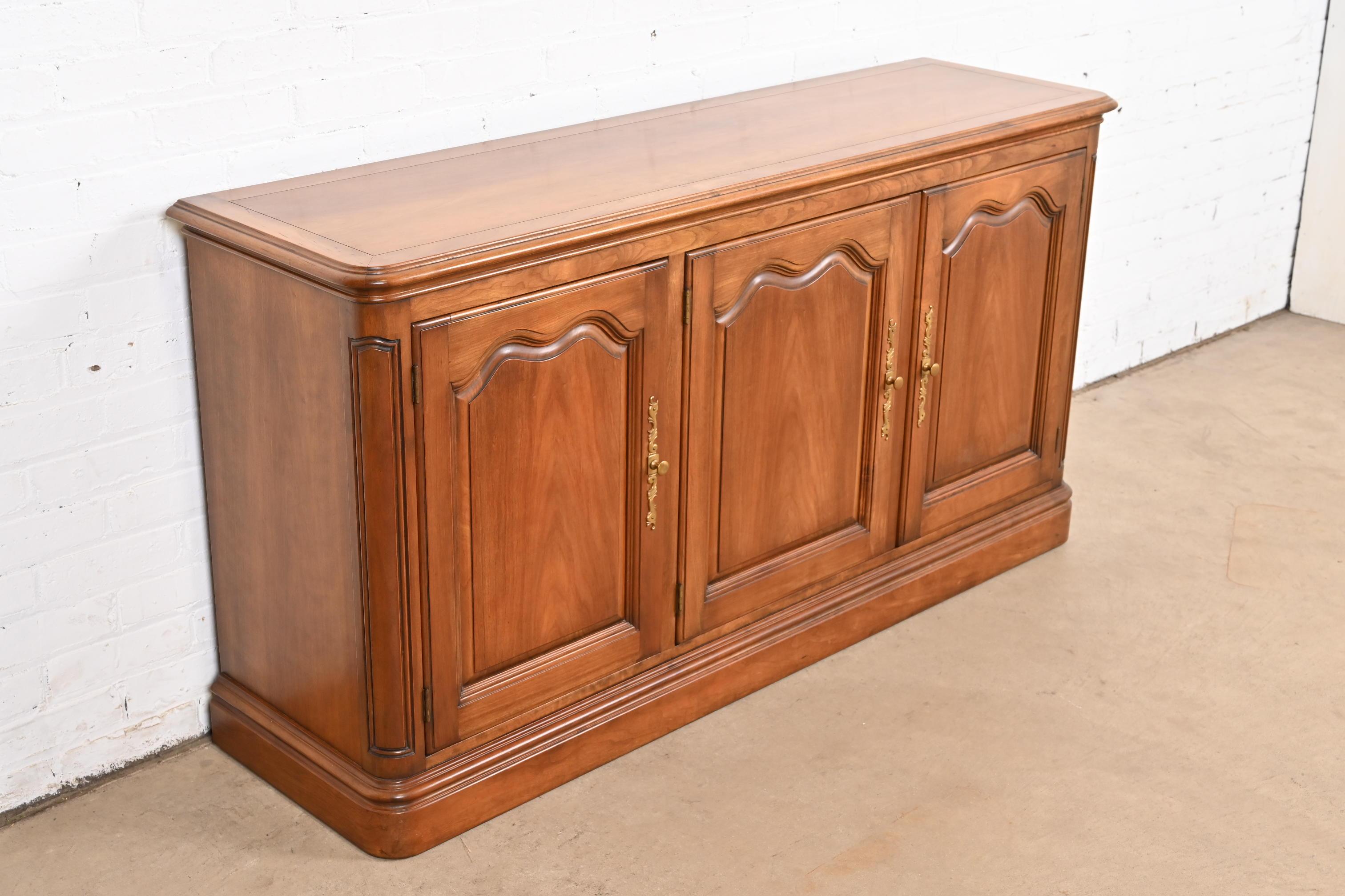 Kindel Furniture Credenza o mobile da bar in legno di ciliegio Luigi XV, provinciale francese In condizioni buone in vendita a South Bend, IN