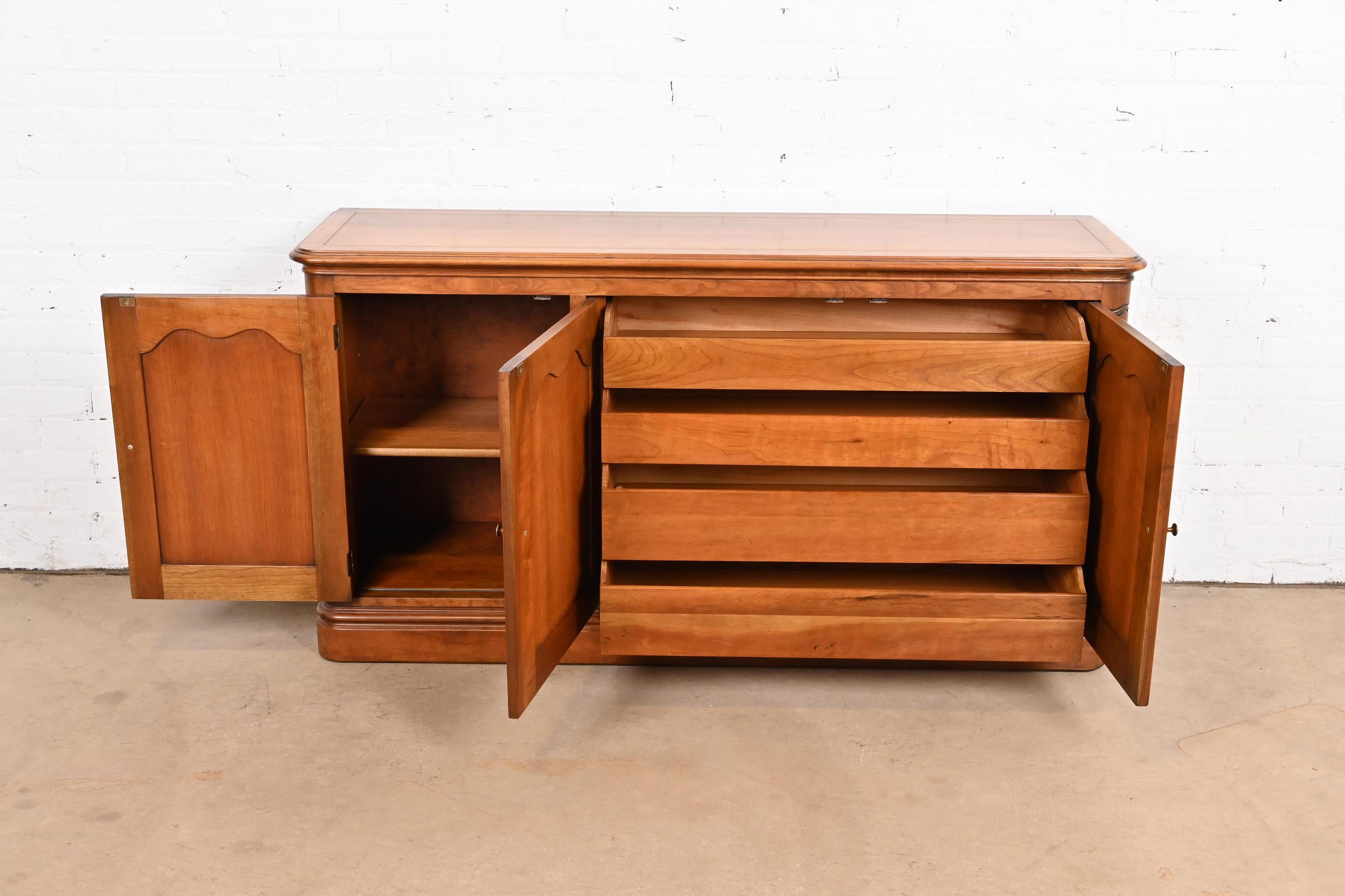 Metà XX secolo Kindel Furniture Credenza o mobile da bar in legno di ciliegio Luigi XV, provinciale francese in vendita