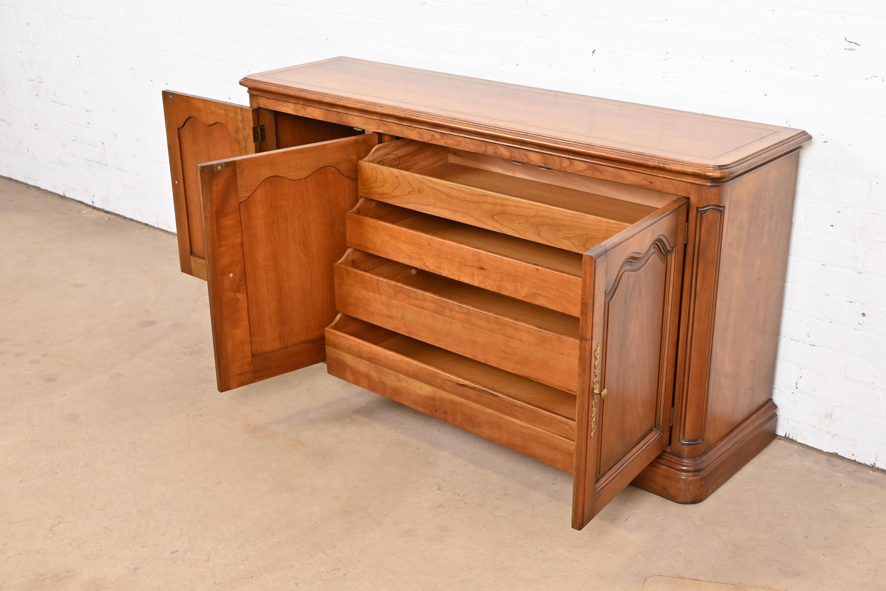 Ottone Kindel Furniture Credenza o mobile da bar in legno di ciliegio Luigi XV, provinciale francese in vendita