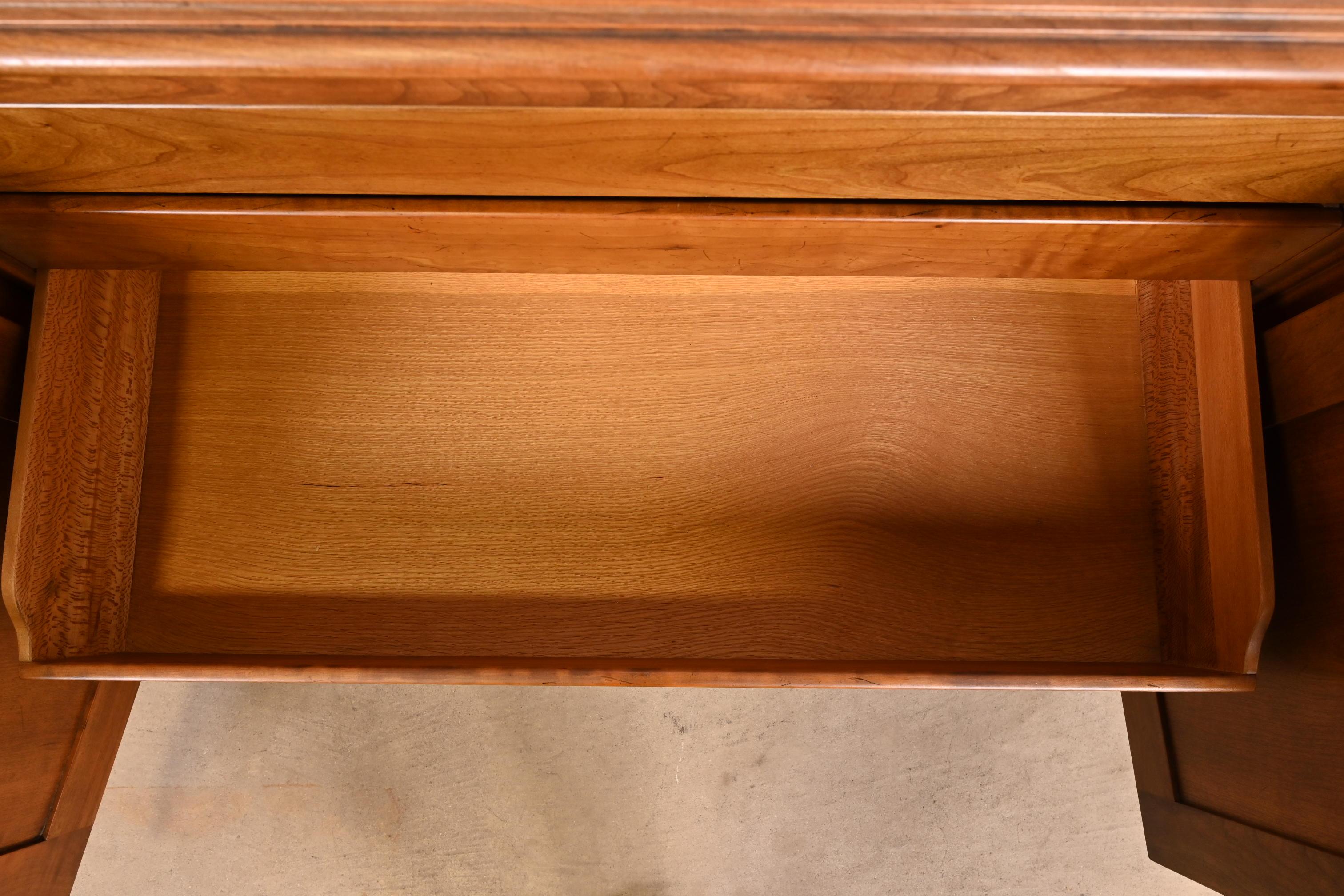Kindel Furniture Credenza o mobile da bar in legno di ciliegio Luigi XV, provinciale francese in vendita 1