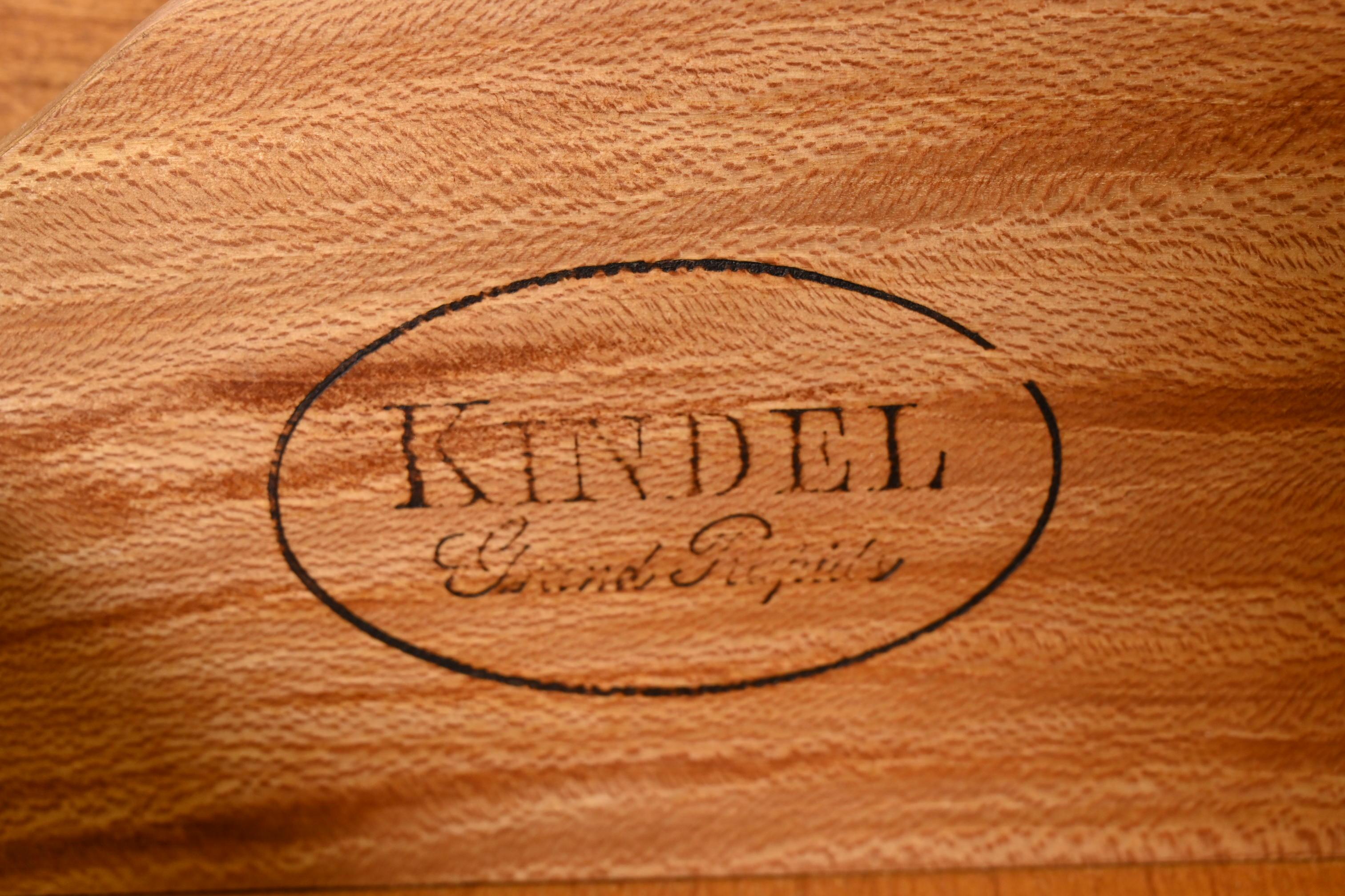 Kindel Furniture Credenza o mobile da bar in legno di ciliegio Luigi XV, provinciale francese in vendita 2
