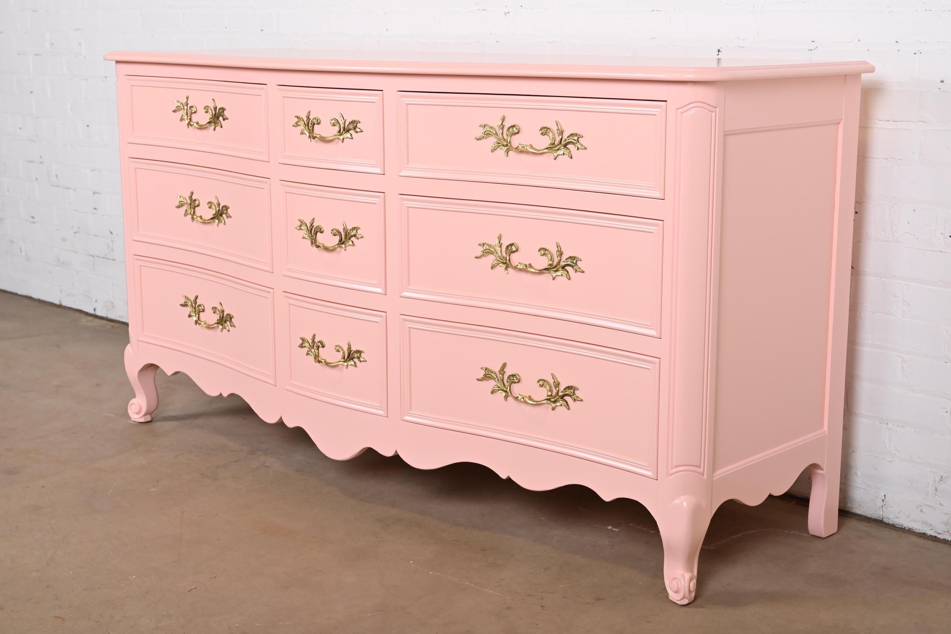 An exceptional French Provincial Louis XV style nine-drawer dresser or chest of drawers

By Kindel Furniture

USA, Circa 1960s

Pink lacquered solid cherry wood, with original brass hardware.

Measures: 66