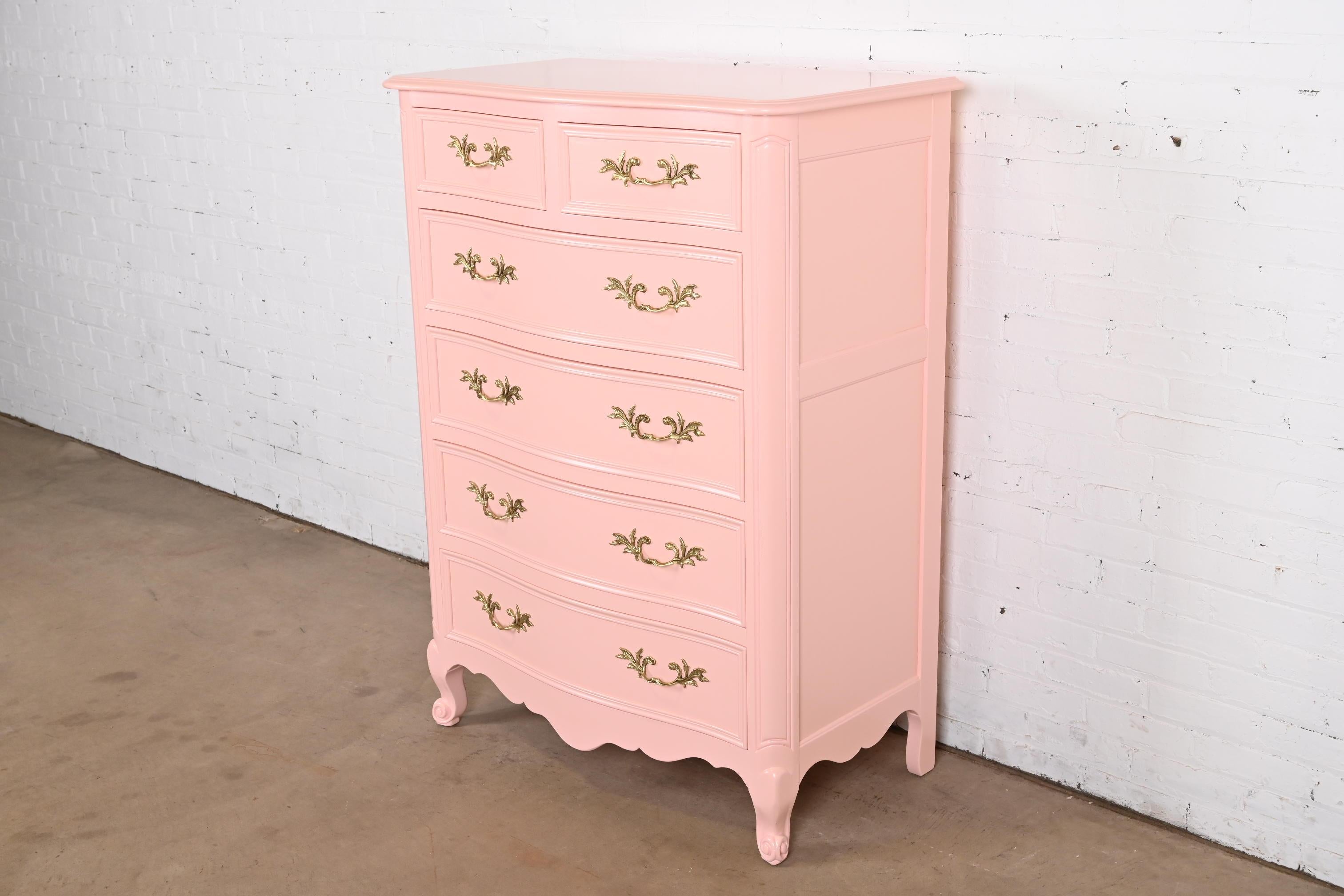 Kindel Furniture commode haute laquée rose de style Louis XV provincial français Bon état - En vente à South Bend, IN