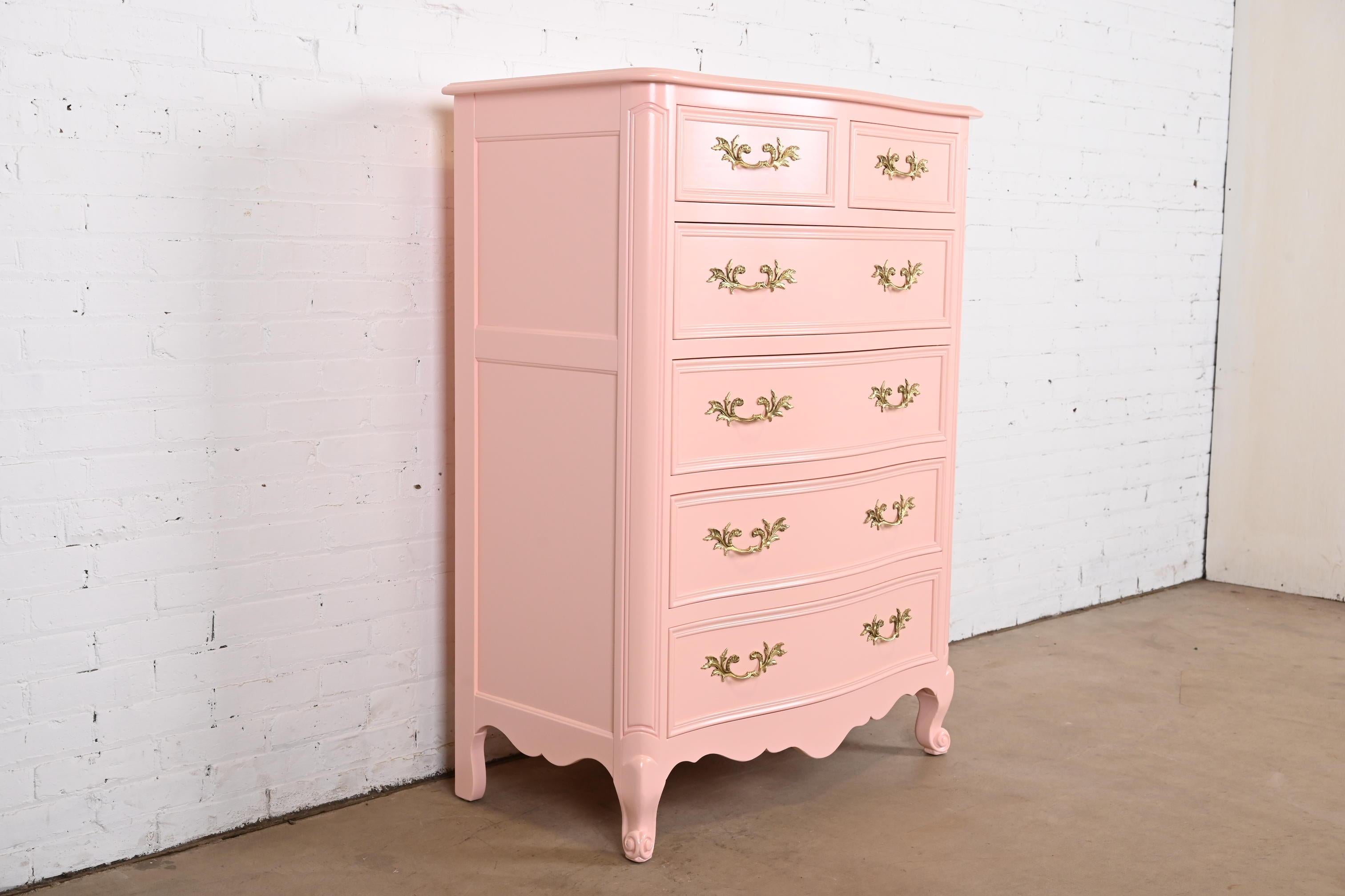 Milieu du XXe siècle Kindel Furniture commode haute laquée rose de style Louis XV provincial français en vente