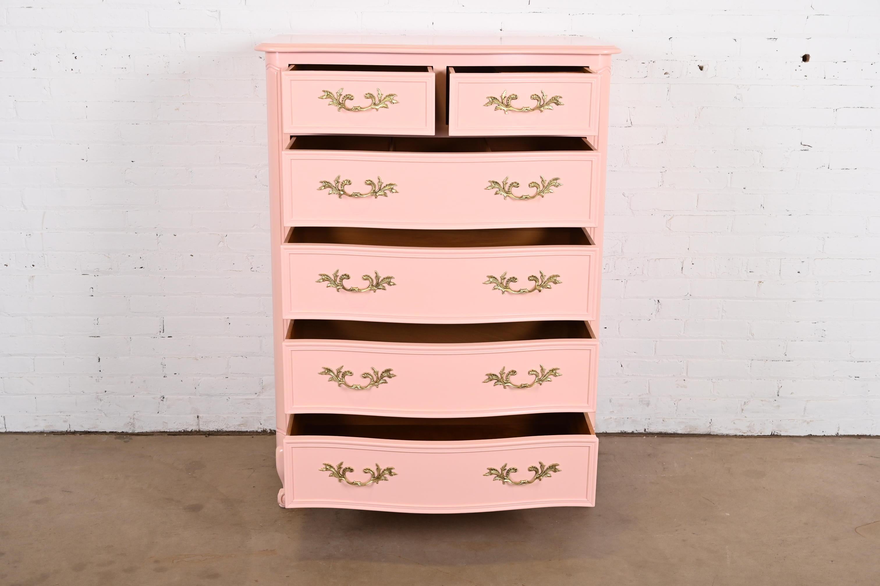 Laiton Kindel Furniture commode haute laquée rose de style Louis XV provincial français en vente