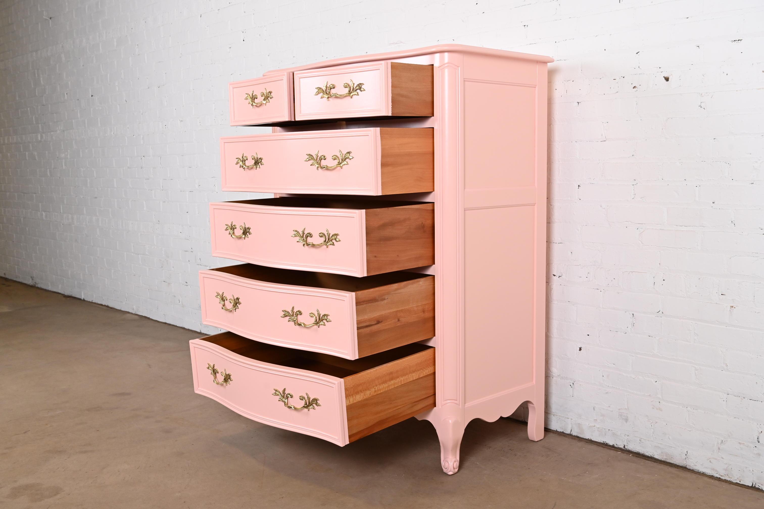 Kindel Furniture commode haute laquée rose de style Louis XV provincial français en vente 1