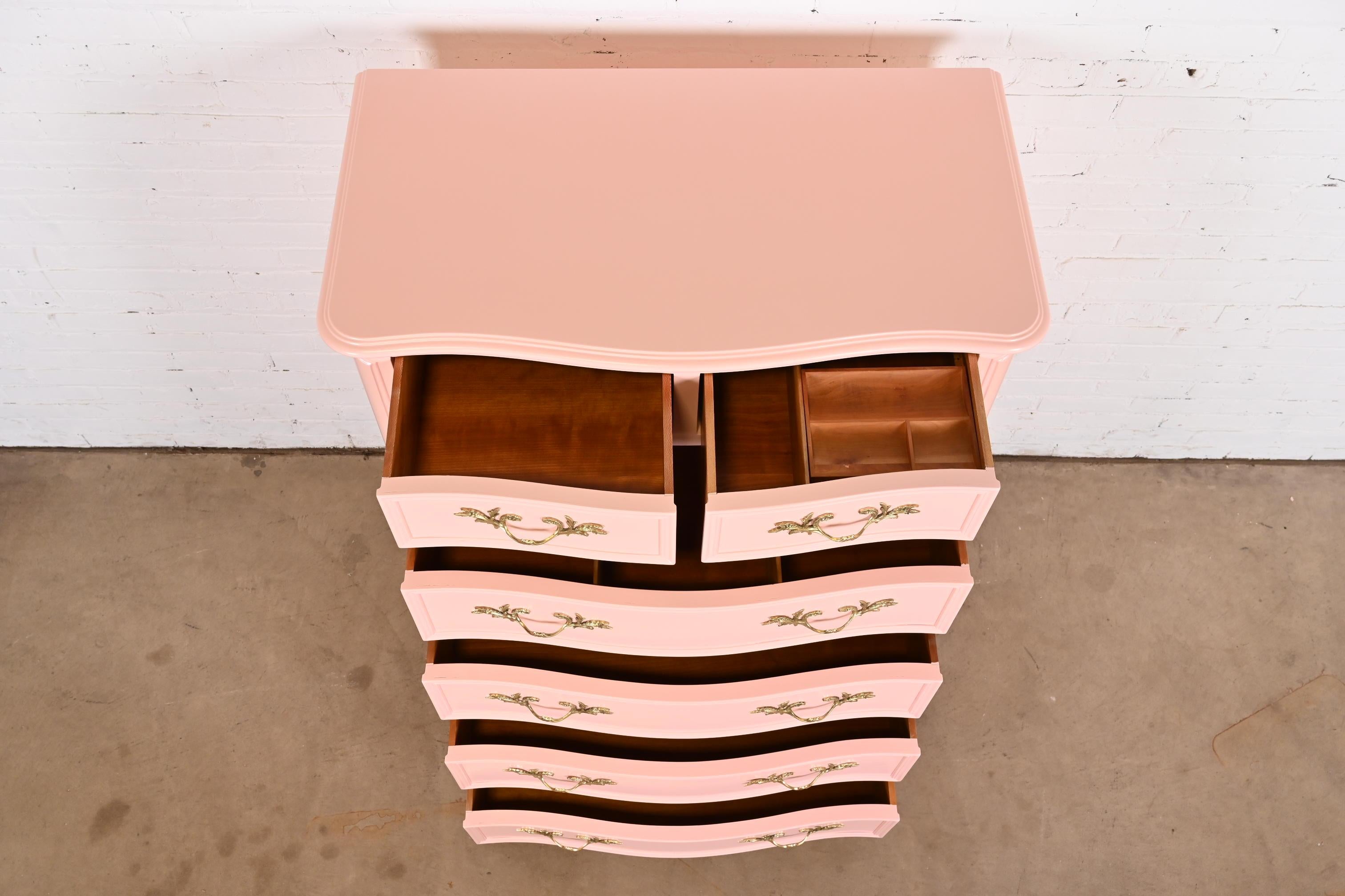 Kindel Furniture commode haute laquée rose de style Louis XV provincial français en vente 2