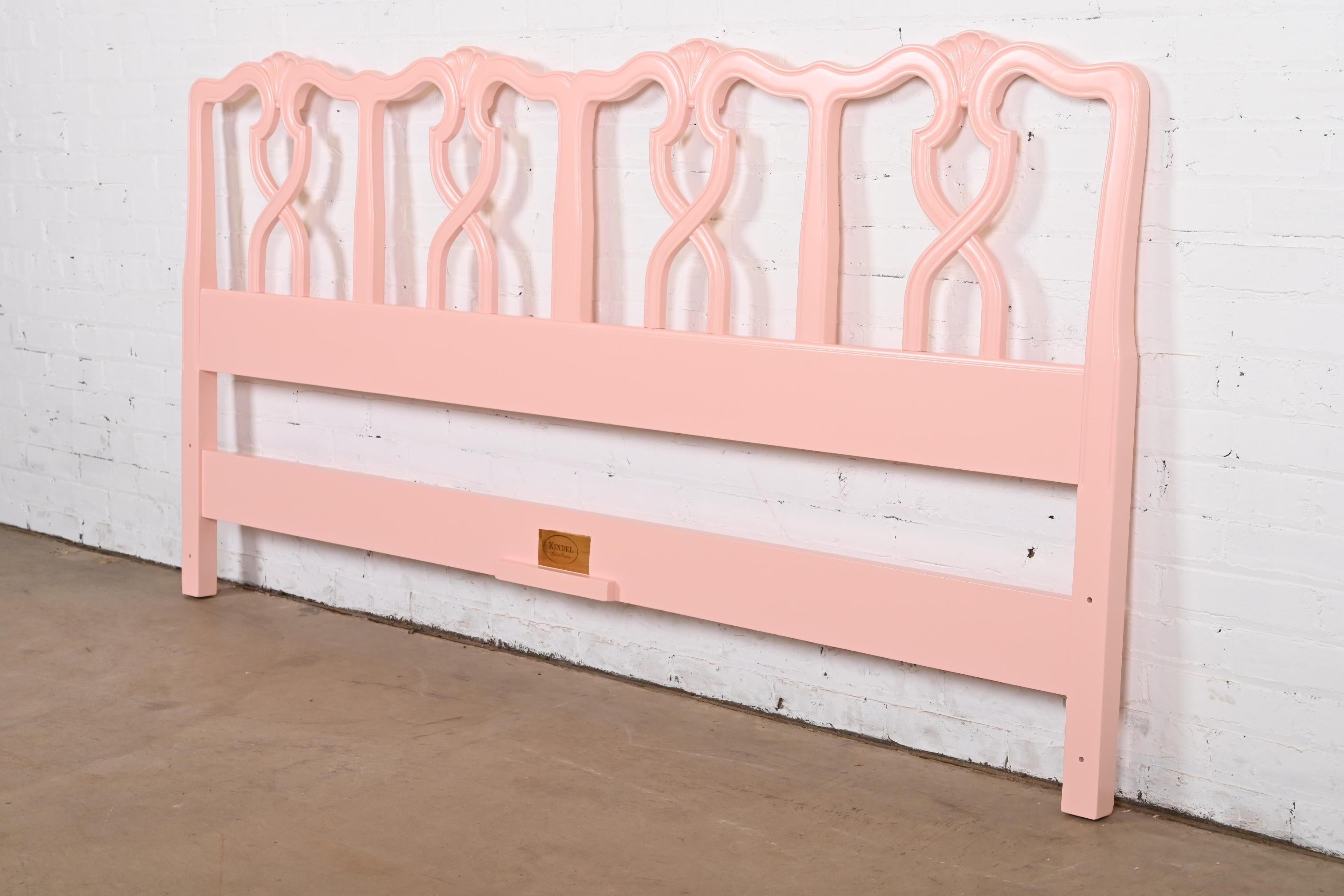 Kindel Furniture French Provincial Louis XV laqué rose tête de lit King Size Bon état - En vente à South Bend, IN