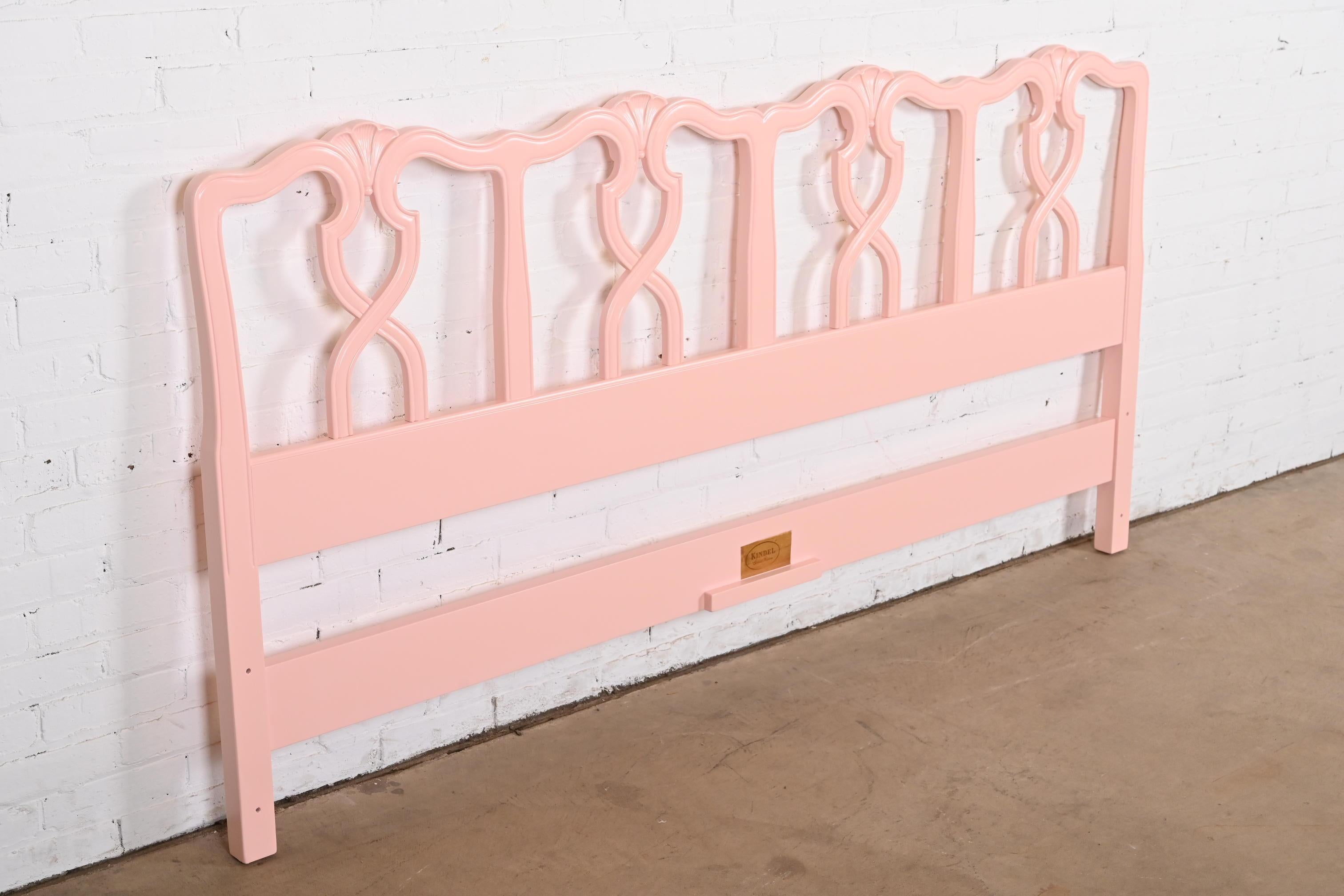 Milieu du XXe siècle Kindel Furniture French Provincial Louis XV laqué rose tête de lit King Size en vente