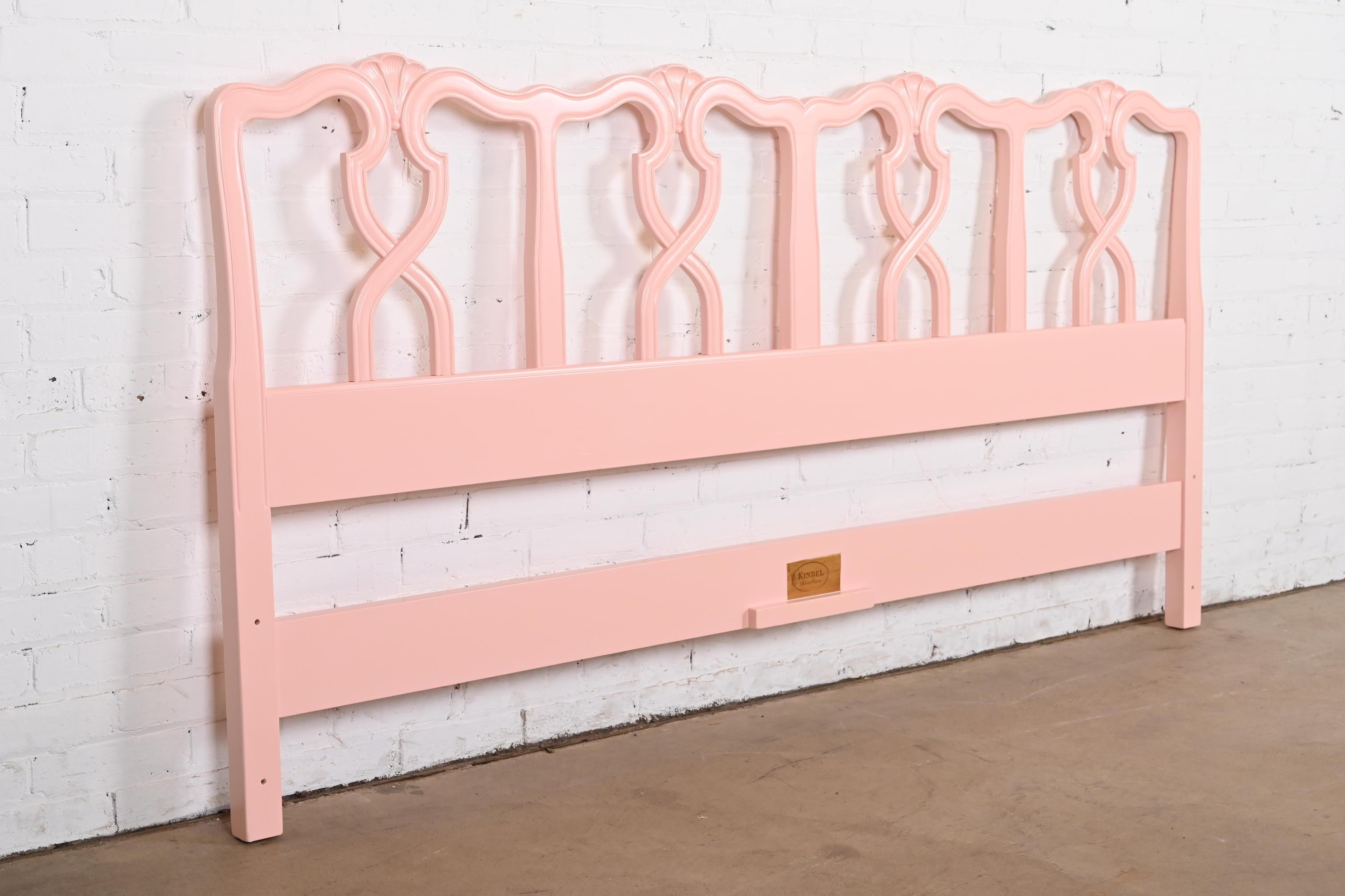Laiton Kindel Furniture French Provincial Louis XV laqué rose tête de lit King Size en vente