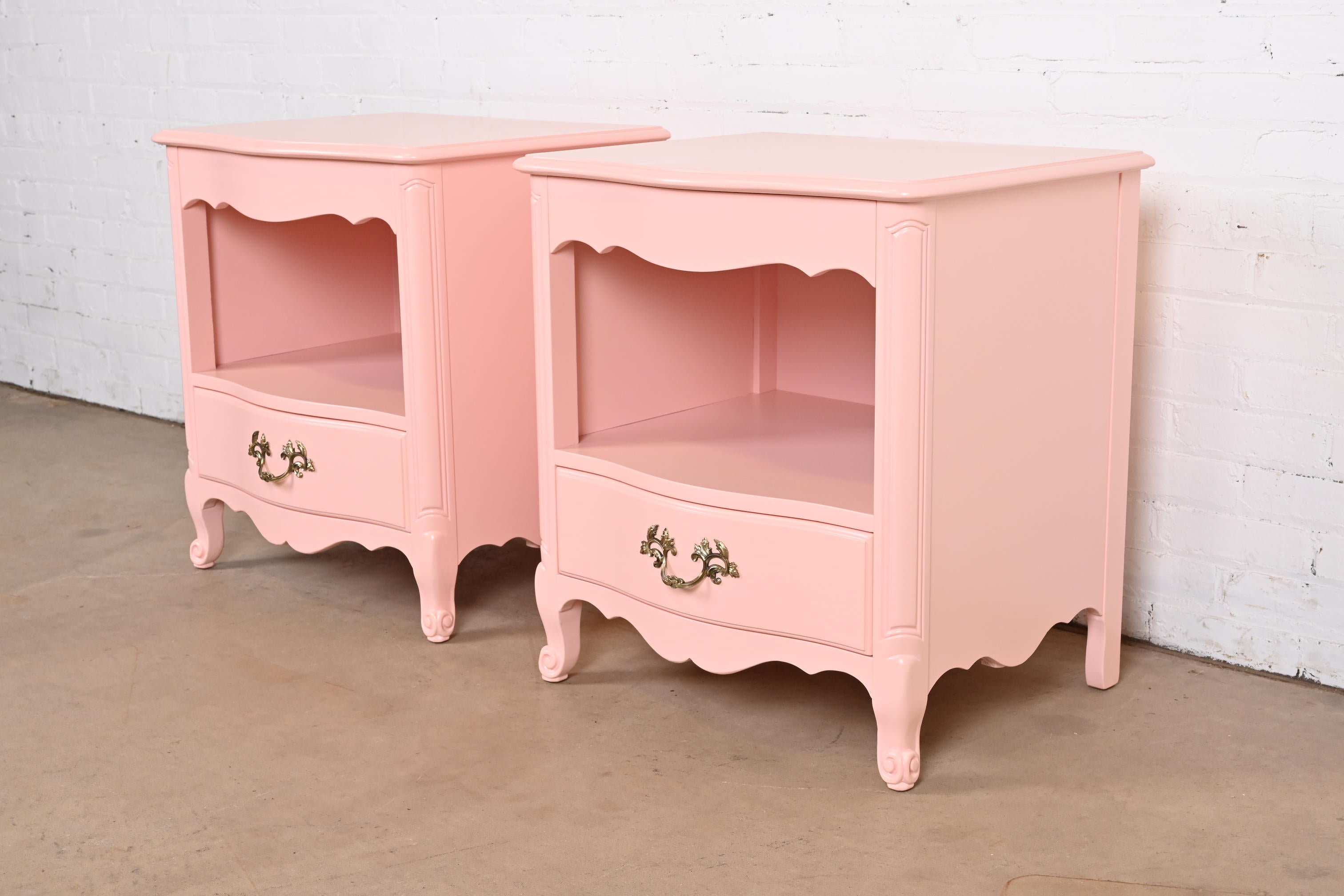 A gorgeous pair of French Provincial Louis XV style nightstands or end tables

By Kindel Furniture

USA, Circa 1960s

Pink lacquered solid cherry wood, with brass hardware.

Measures: 24