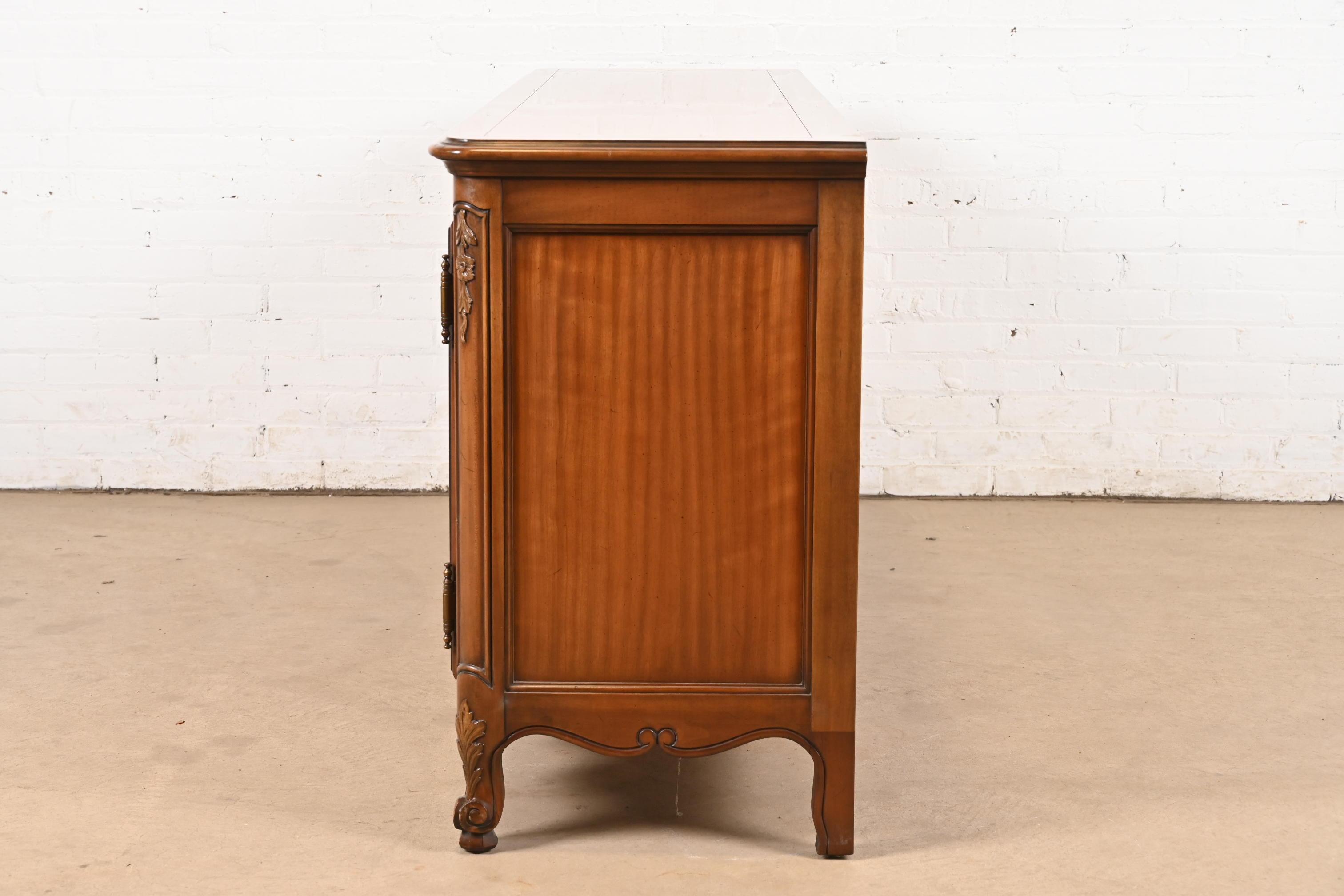 Kindel Furniture Credenza provinciale francese Luigi XV in legno massiccio di ciliegio in vendita 3