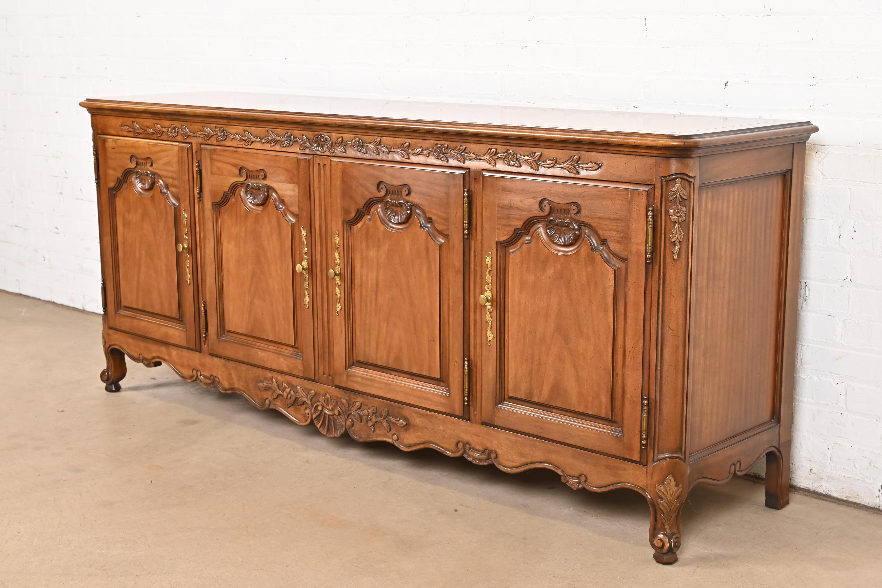 Una splendida credenza, credenza o mobile bar in stile Luigi XV francese.

Da Kindel Furniture

USA, circa anni '1980

Ciliegio massiccio intagliato con motivo a conchiglia e ferramenta originale in ottone. I ripiani sono regolabili.

Misure: 76 