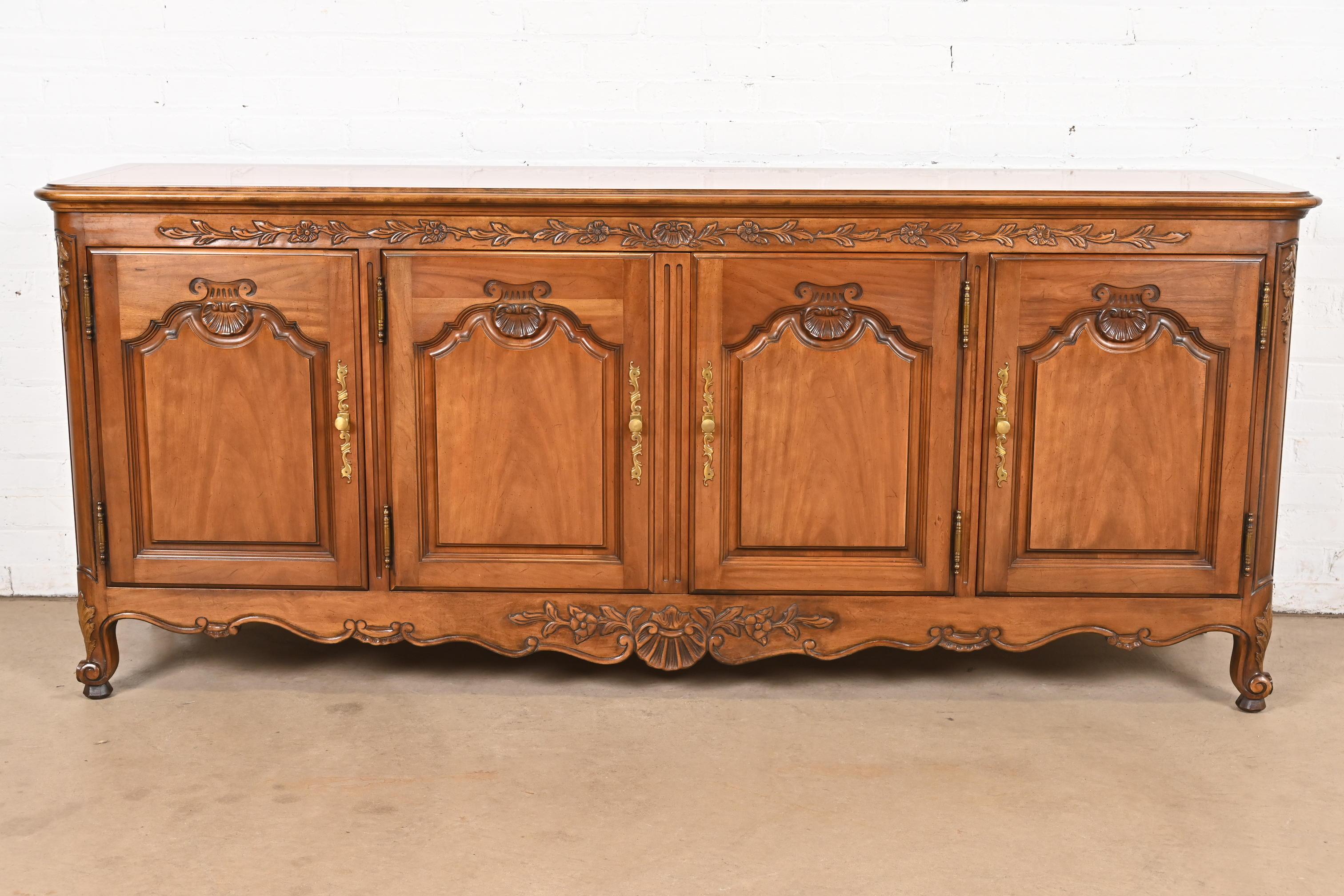 Stile provenzale Kindel Furniture Credenza provinciale francese Luigi XV in legno massiccio di ciliegio in vendita