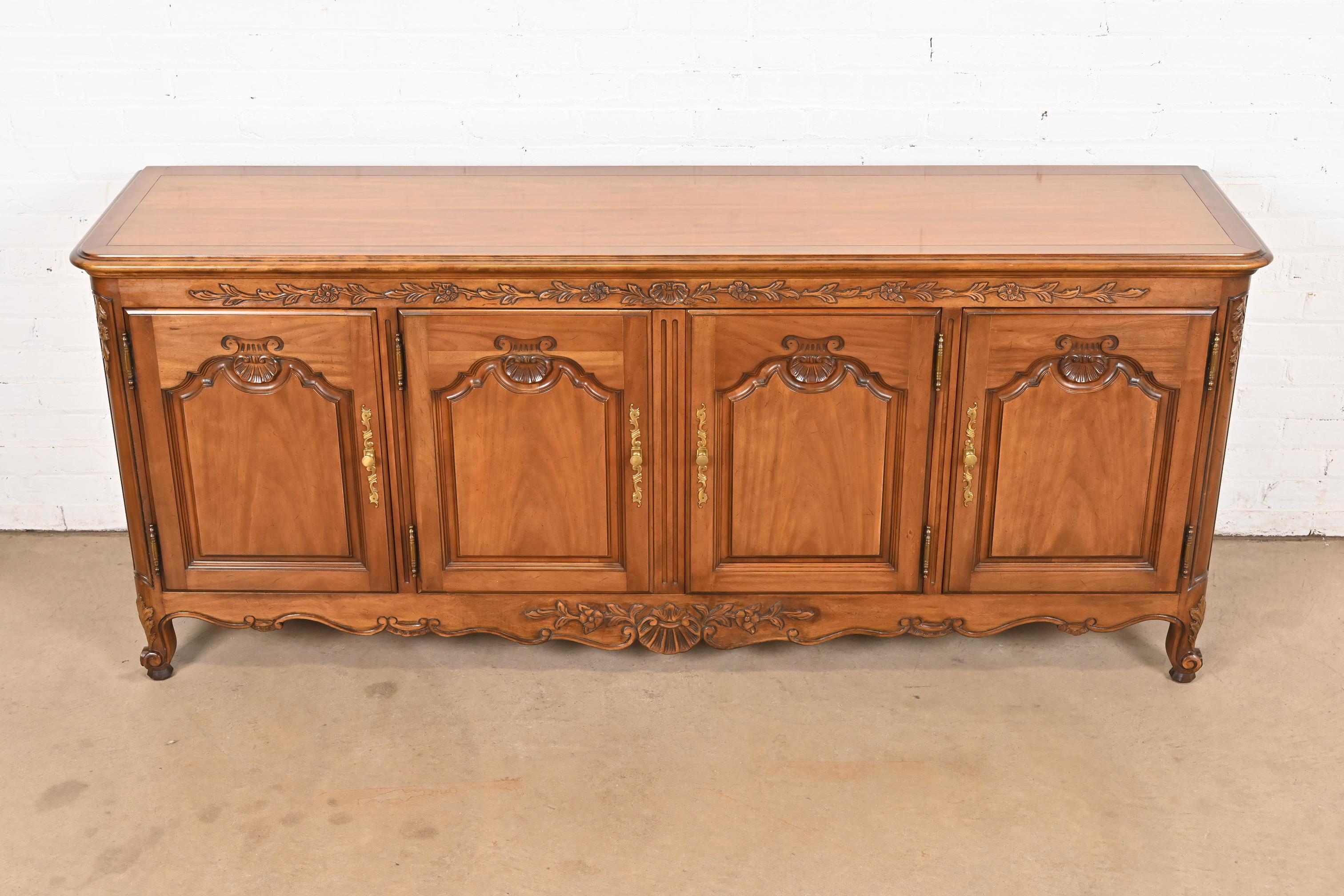 Americano Kindel Furniture Credenza provinciale francese Luigi XV in legno massiccio di ciliegio in vendita