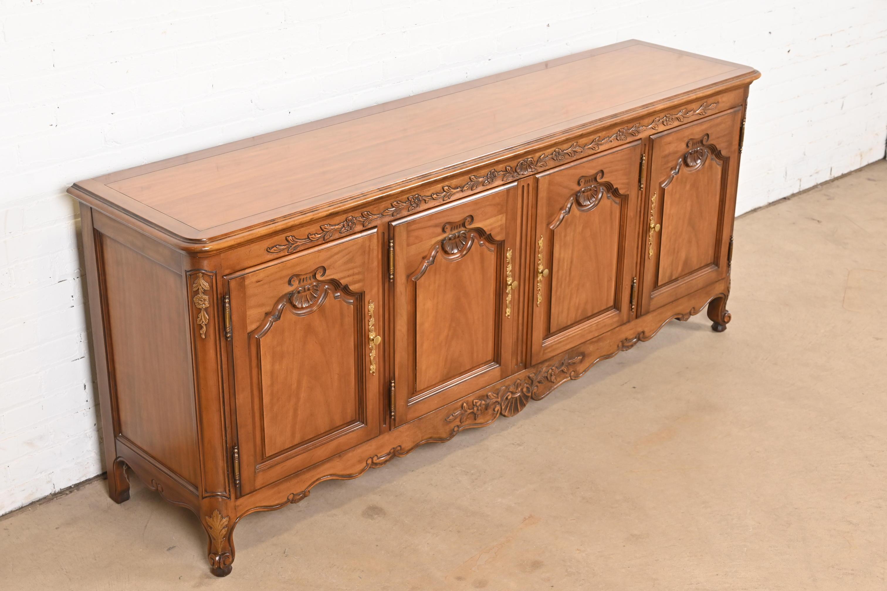 Kindel Furniture Credenza provinciale francese Luigi XV in legno massiccio di ciliegio In condizioni buone in vendita a South Bend, IN