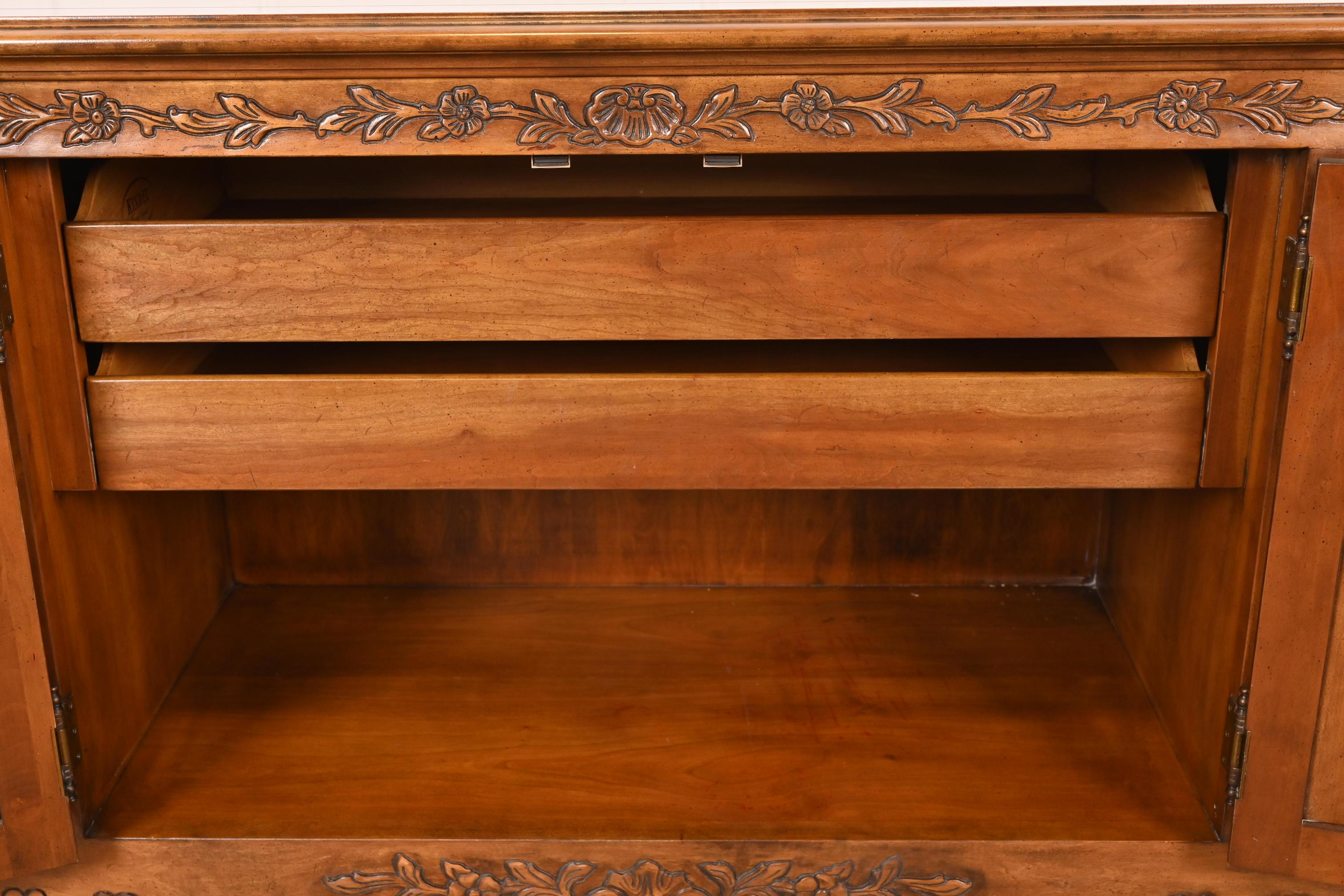 Fine XX secolo Kindel Furniture Credenza provinciale francese Luigi XV in legno massiccio di ciliegio in vendita