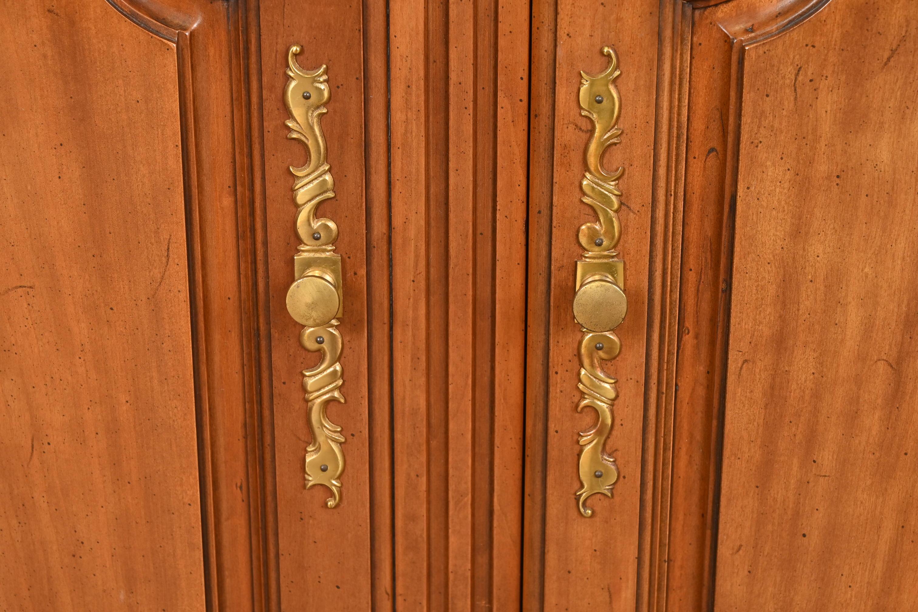 Ottone Kindel Furniture Credenza provinciale francese Luigi XV in legno massiccio di ciliegio in vendita