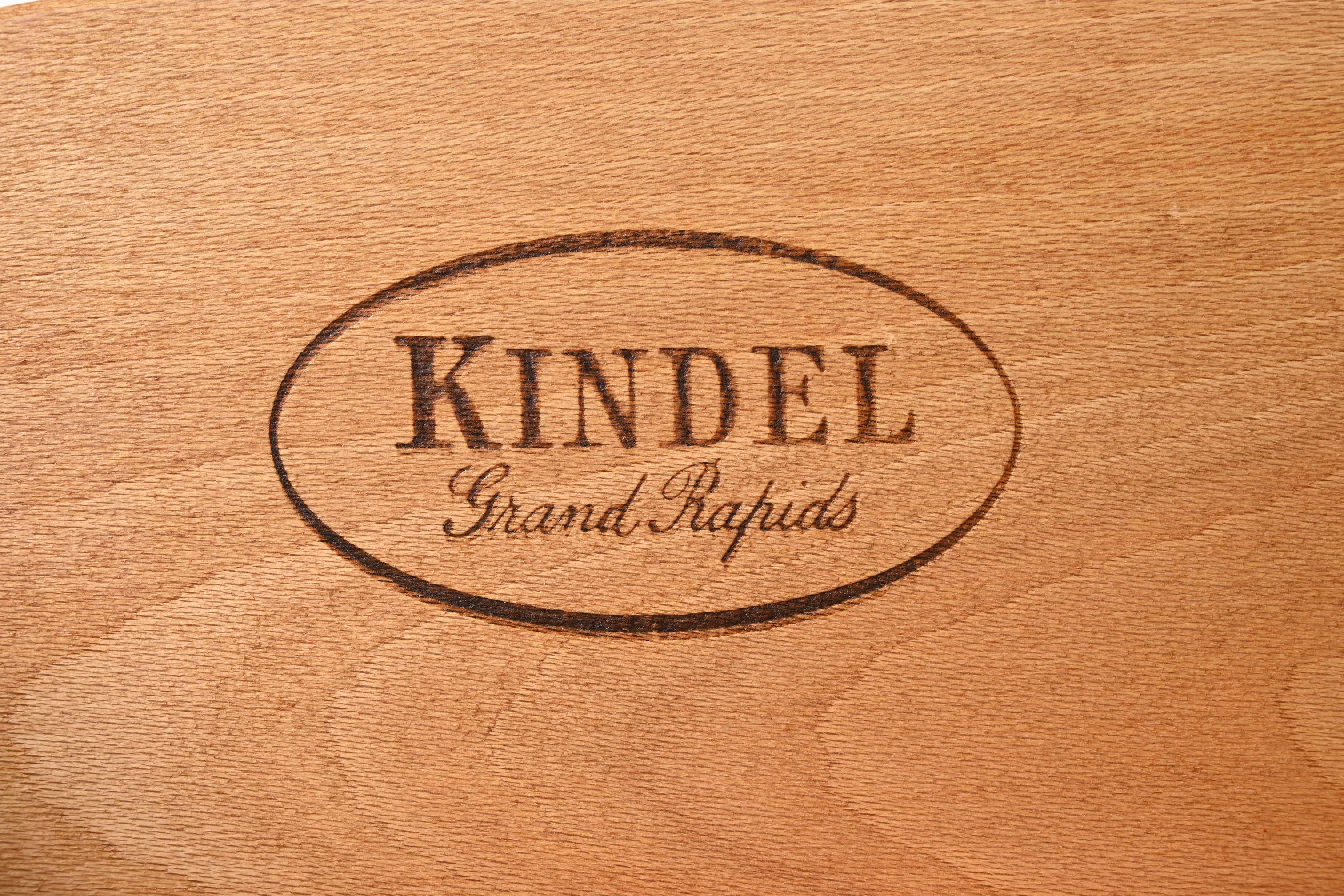 Kindel Furniture Credenza provinciale francese Luigi XV in legno massiccio di ciliegio in vendita 1