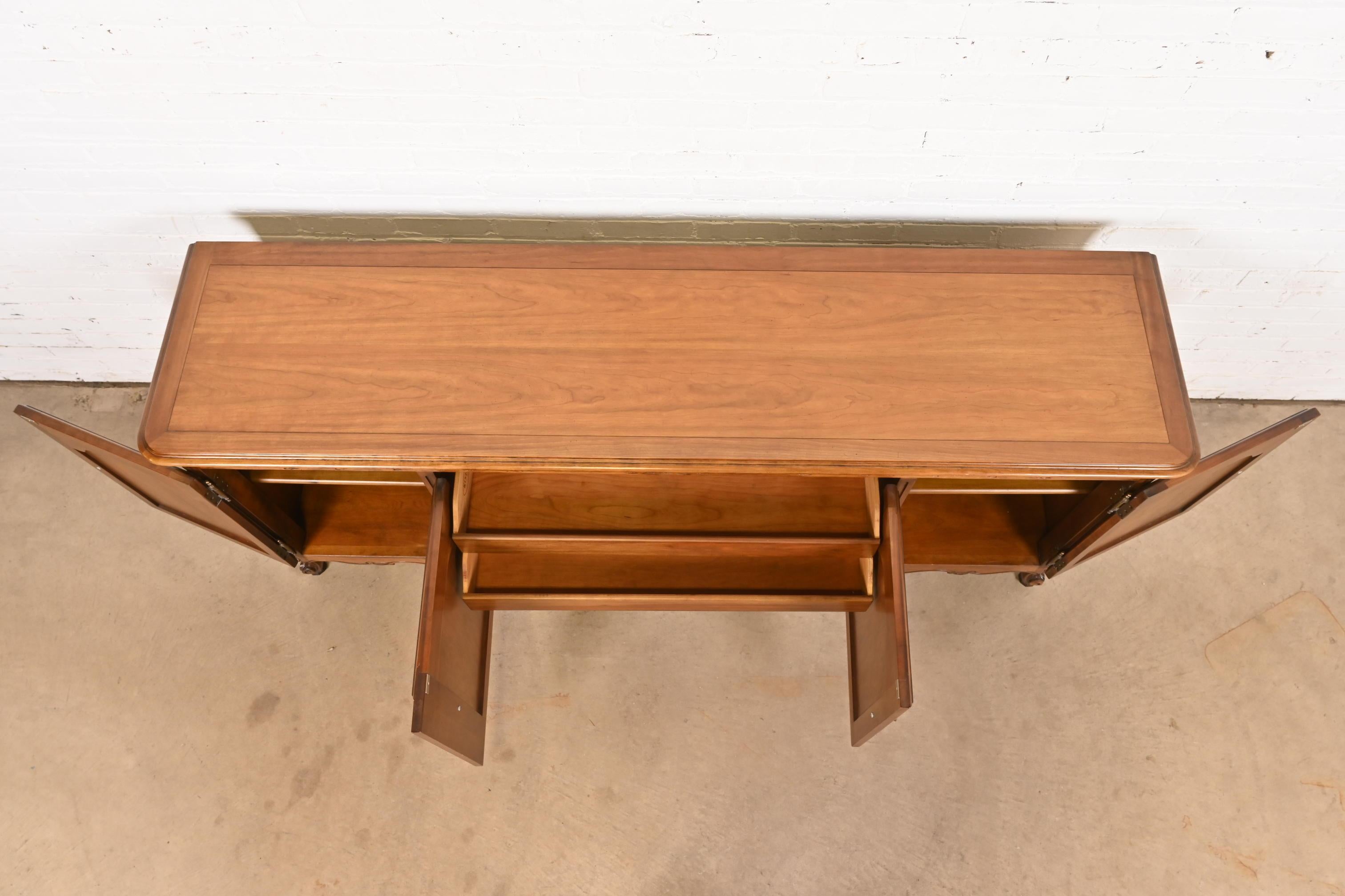 Kindel Furniture Credenza provinciale francese Luigi XV in legno massiccio di ciliegio in vendita 2