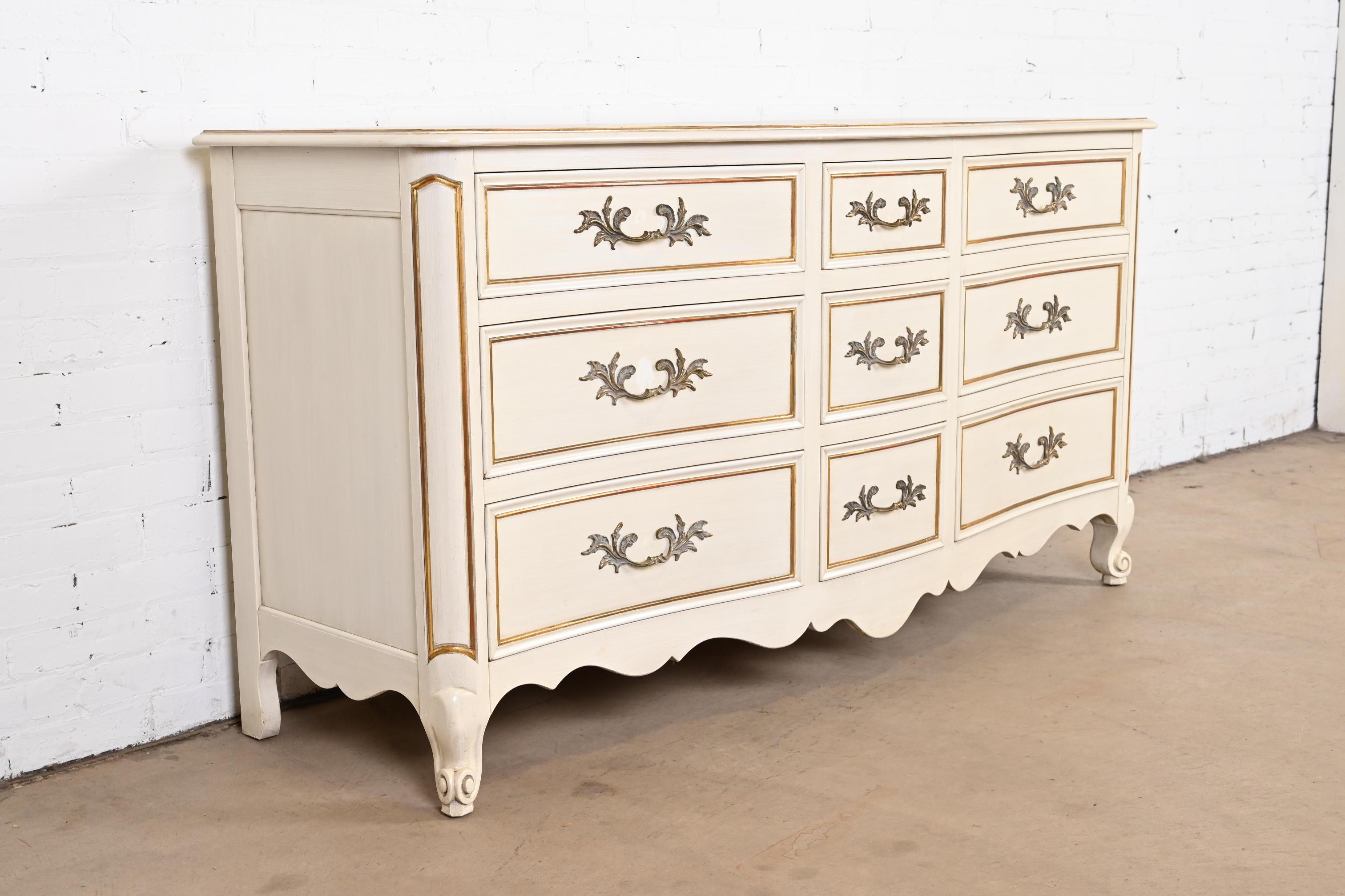 Kindel Furniture French Provincial Louis XV Triple Dresser, circa 1960s In Good Condition For Sale In South Bend, IN