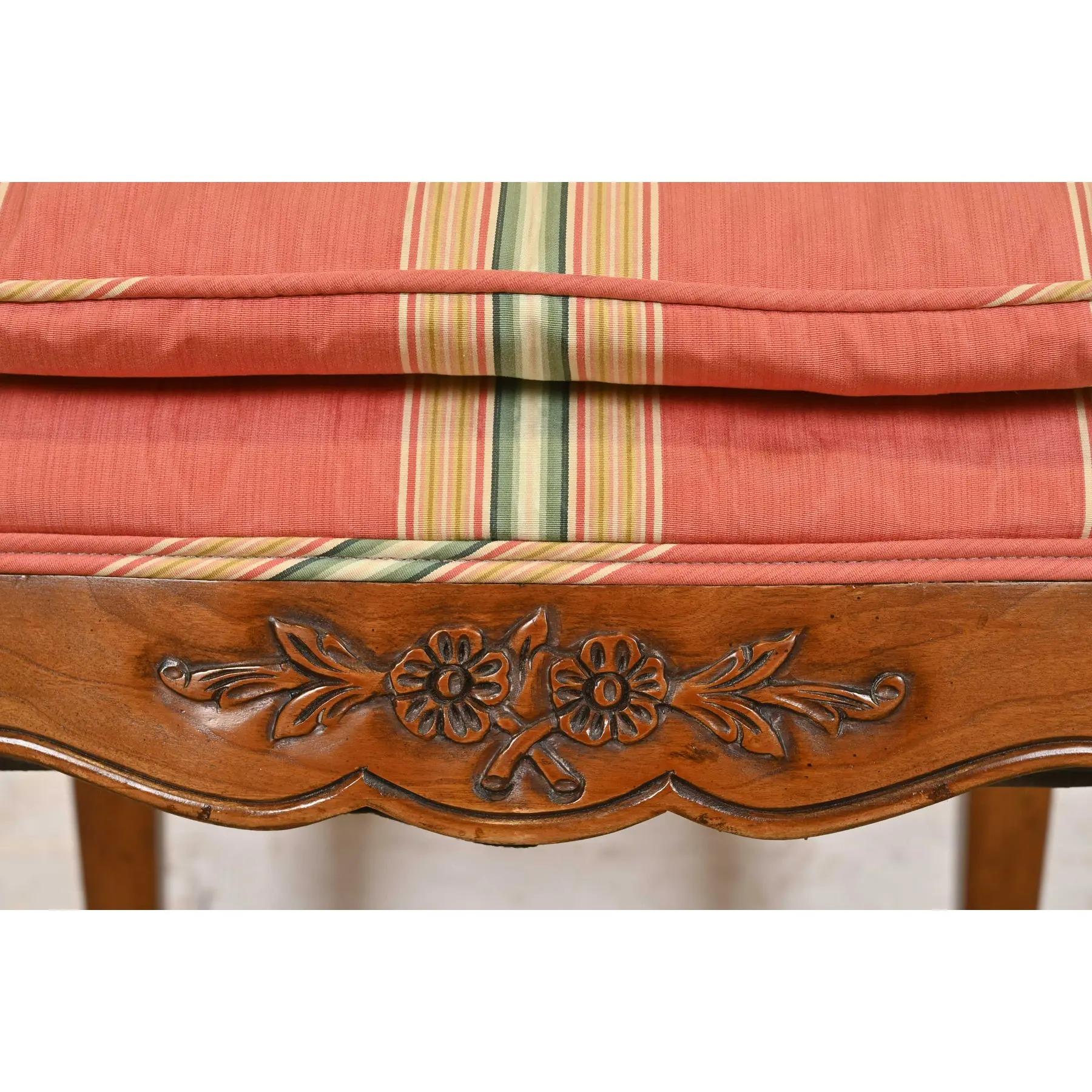 Kindel Furniture Chaises de salle à manger Louis XV en noyer et dossier Cane en vente 3