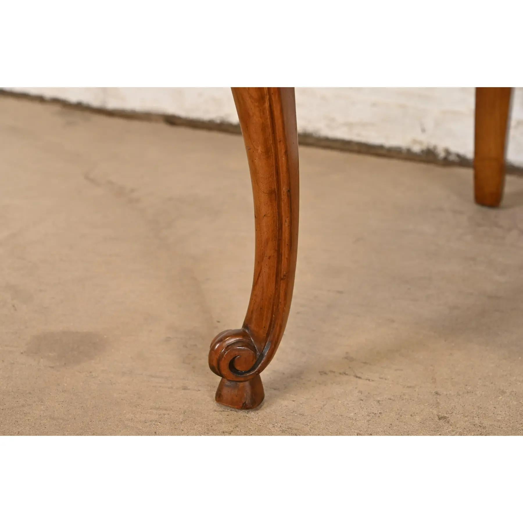 Kindel Furniture Chaises de salle à manger Louis XV en noyer et dossier Cane en vente 4