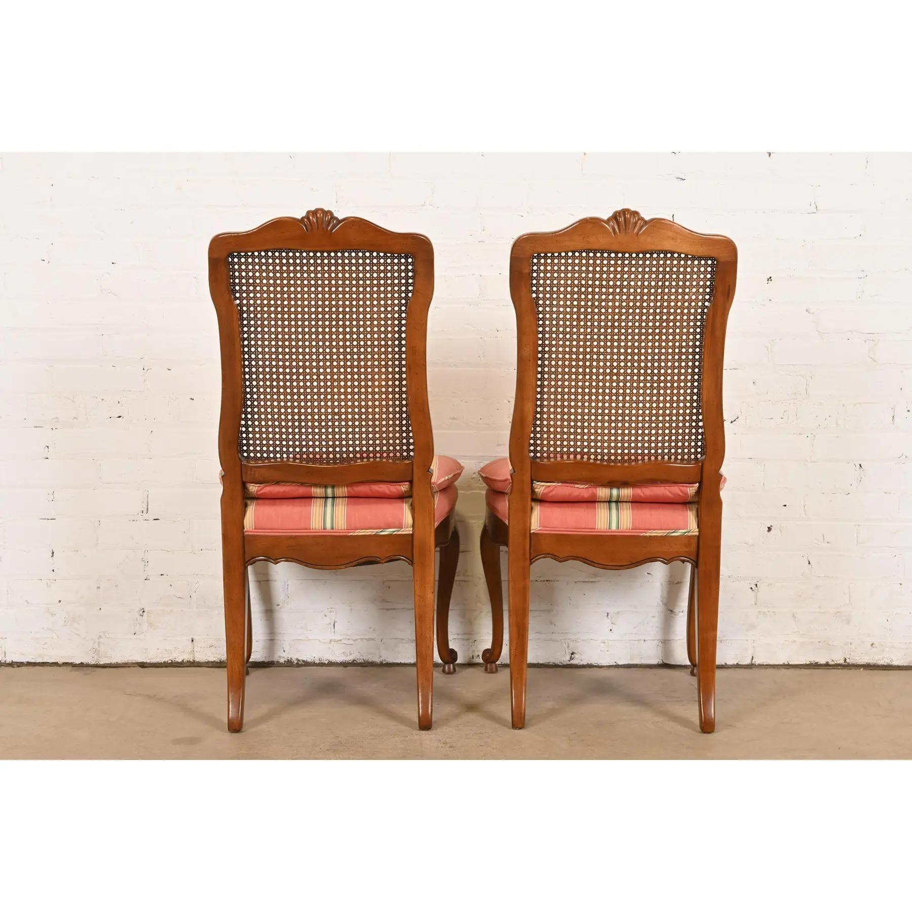 Kindel Furniture Chaises de salle à manger Louis XV en noyer et dossier Cane en vente 4